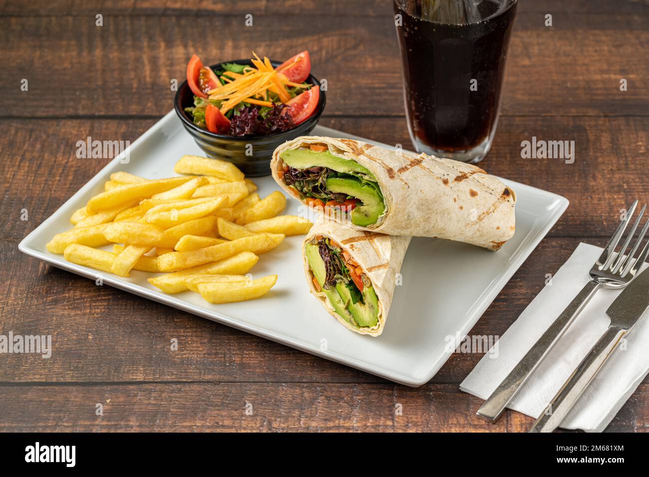 Vegetarische wickeln Pommes frites mit Gemüse auf einen weißen Porzellanteller Stockfoto