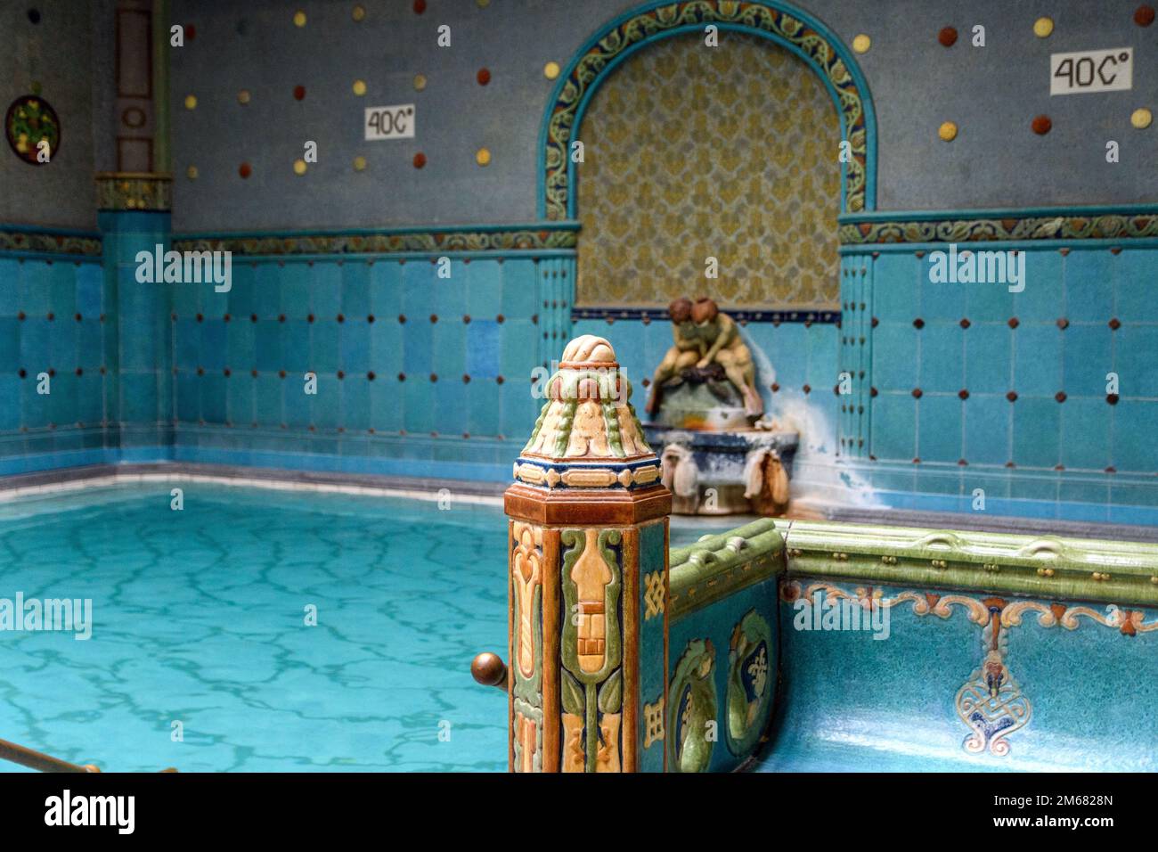 Spektakuläres Design und Architektur des Gellert Spa in Budapest, Ungarn. Leerer therapeutischer Thermalpool mit wunderschönen blauen und türkisfarbenen Fliesen. Stockfoto