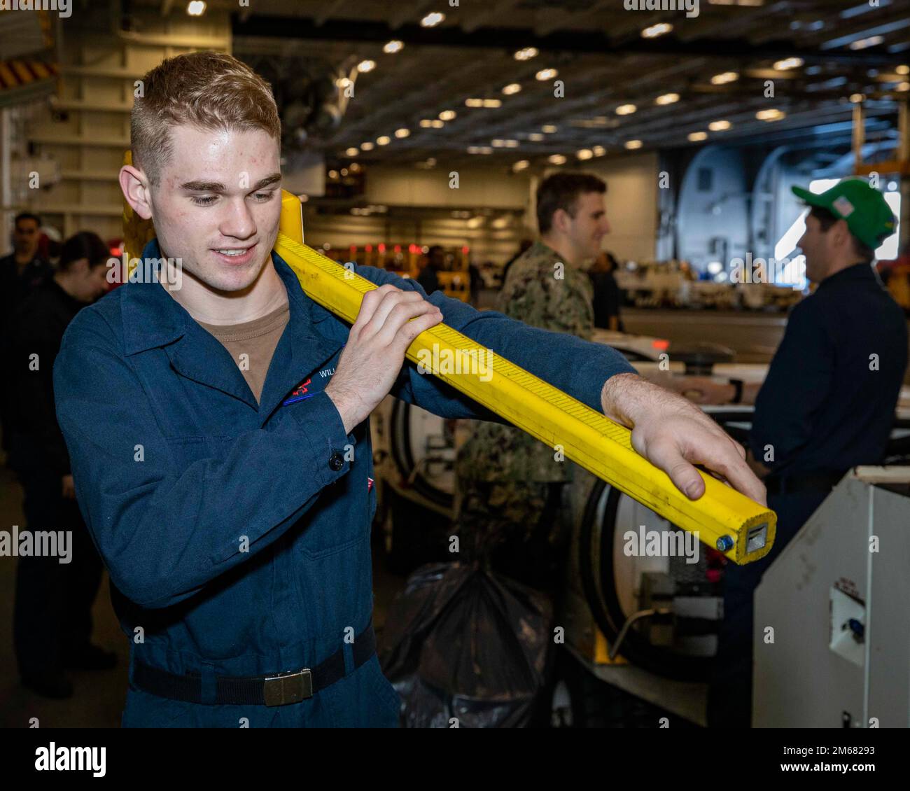 220415-N-UD000-1014 ATLANTISCHER OZEAN (15. April 2022) Logistikspezialist Seaman Kyle Wills trägt einen Keil an Bord des Flugzeugträgers USS George H. W. Bush (CVN 77), 15. April 2022. George H.W. Bush bietet der nationalen Kommandobehörde flexible, anpassbare Kampfkapazitäten als Flaggschiff der Trägerstreikgruppe, die die maritime Stabilität und Sicherheit aufrechterhält, um den Zugang zu gewährleisten, Aggressionen abzuwehren und die Interessen der USA, Verbündeten und Partner zu verteidigen. Stockfoto