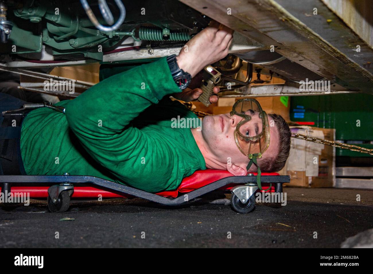 220415-N-TO573-1120 IONISCHES MEER (15. April 2022) Aviation Support Equipment Technician Airman Brandon Kenney aus Boston stellt den Motorregler auf einem Sattelschlepper an Bord des Flugzeugträgers USS Harry S. Truman (CVN 75) der Nimitz-Klasse ein, 15. April 2022. Die Harry S. Truman Carrier Strike Group befindet sich in einem geplanten Einsatz in den USA Sechster Flottenbereich zur Unterstützung der Interessen der USA, Verbündeten und Partner in Europa und Afrika. Stockfoto