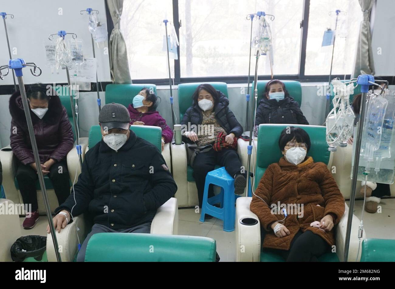 HANGZHOU, CHINA - 3. JANUAR 2023 - Bürger erhalten Infusionstherapie in einem Infusionsraum in einem kommunalen Gesundheitszentrum in Hangzhou, Ostchina Stockfoto