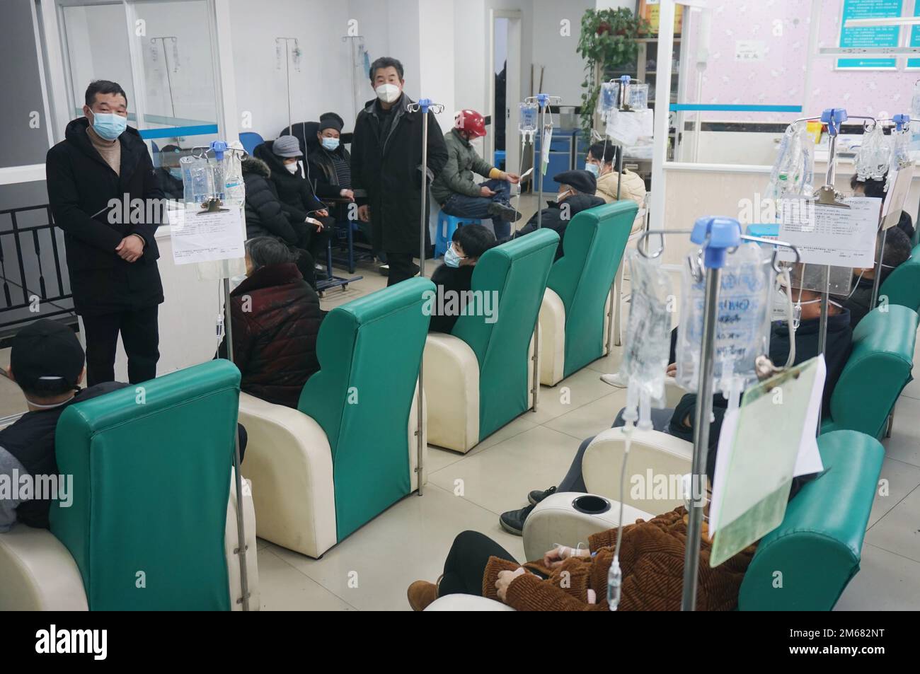 HANGZHOU, CHINA - 3. JANUAR 2023 - Bürger erhalten Infusionstherapie in einem Infusionsraum in einem kommunalen Gesundheitszentrum in Hangzhou, Ostchina Stockfoto