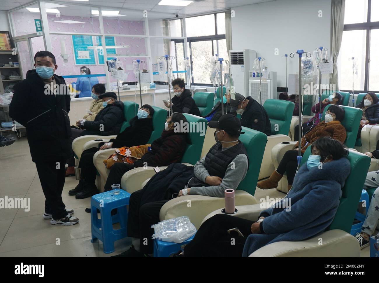 HANGZHOU, CHINA - 3. JANUAR 2023 - Bürger erhalten Infusionstherapie in einem Infusionsraum in einem kommunalen Gesundheitszentrum in Hangzhou, Ostchina Stockfoto