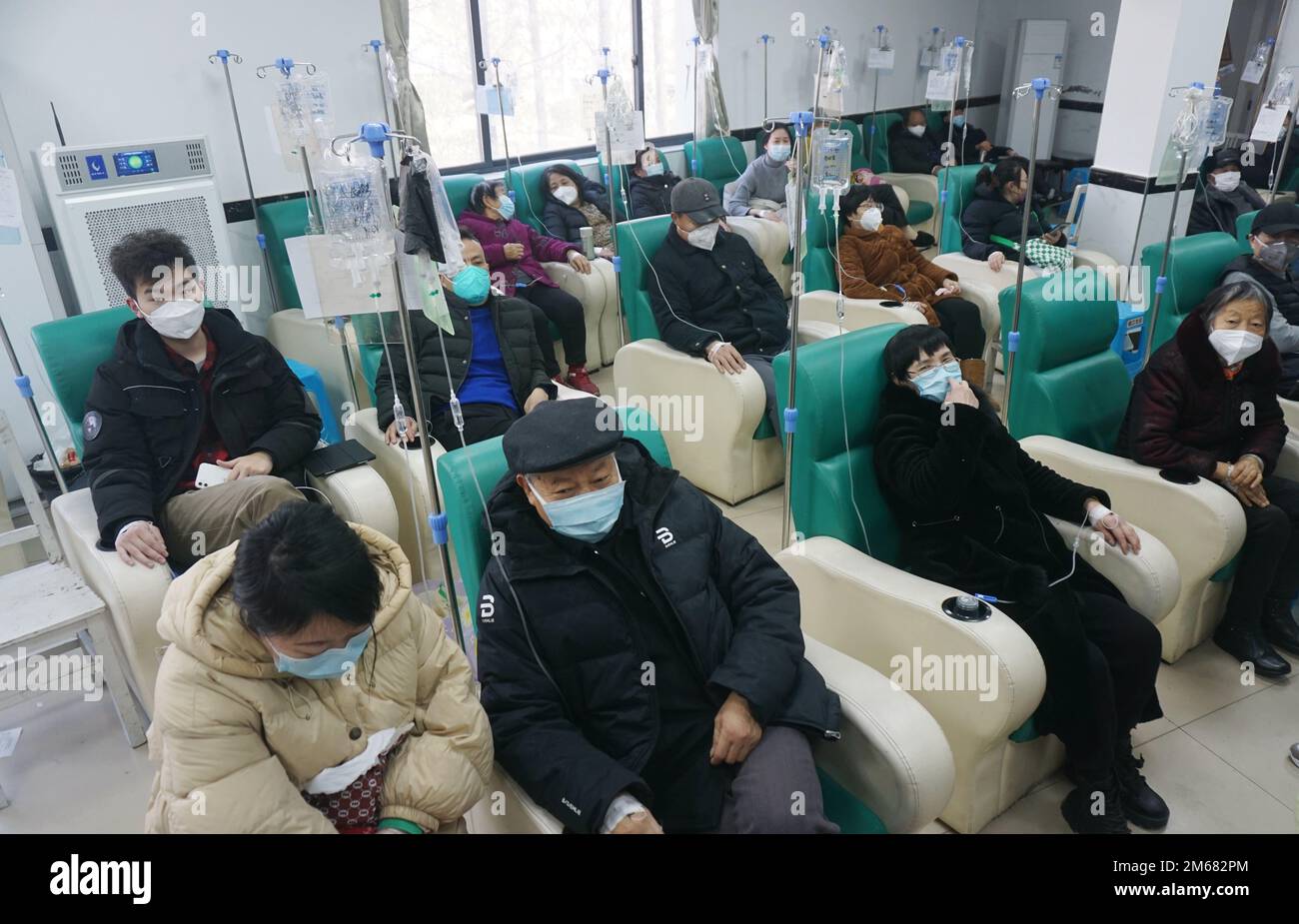 HANGZHOU, CHINA - 3. JANUAR 2023 - Bürger erhalten Infusionstherapie in einem Infusionsraum in einem kommunalen Gesundheitszentrum in Hangzhou, Ostchina Stockfoto