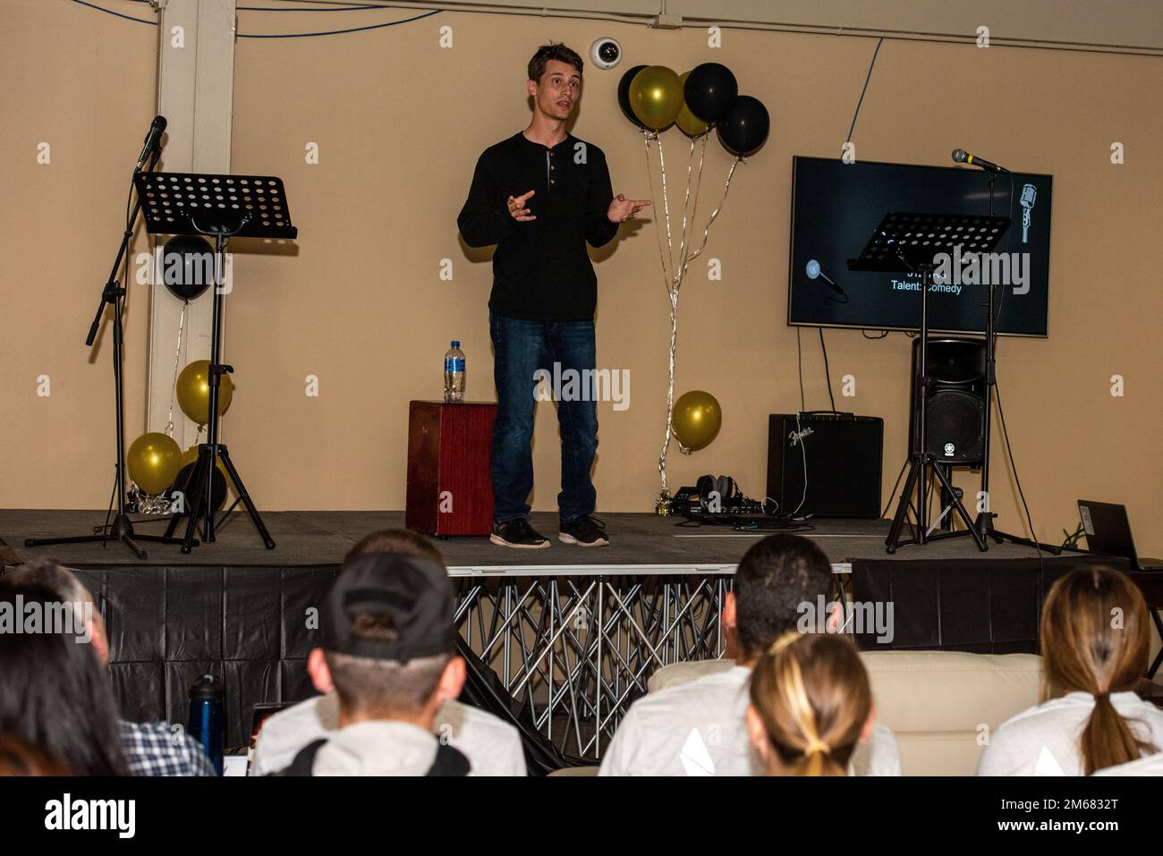 USA Air Force Airman Davyd Miller, Student der 316 Training Squadron, führt eine Stand-up-Comedy-Routine im Crossroads, Goodfellow Air Force Base, Texas, am 15. April 2022 auf. Miller wurde Dritter während des Wettbewerbs. Stockfoto