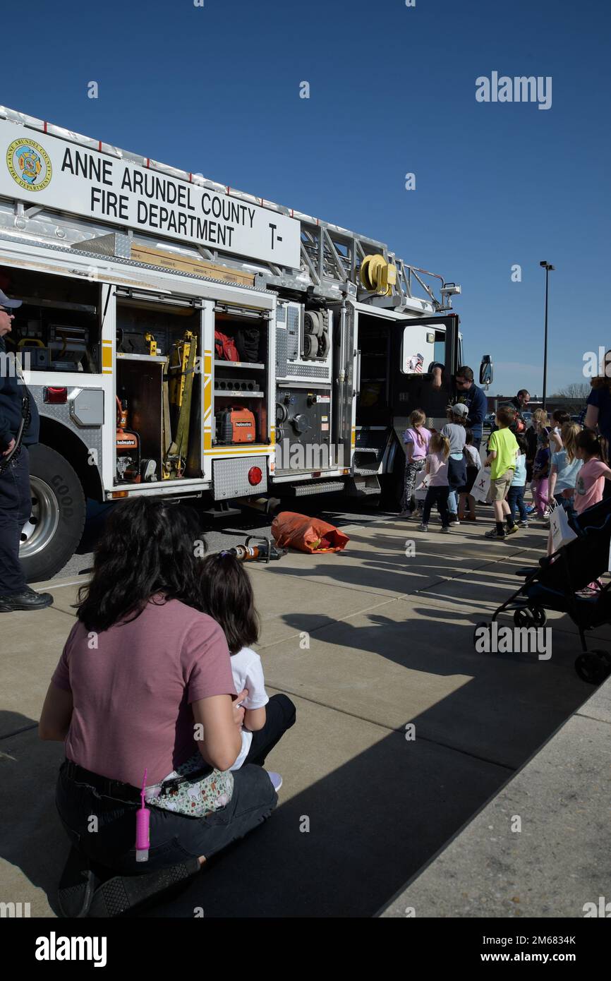 Mitglieder des Fort George G. Meade Fire Department Truck 45 Teams beantworten während eines Monats der Military Child Veranstaltung auf der Post Exchange am 15. April 2022 Fragen von einer Gruppe von Kindern. Stockfoto