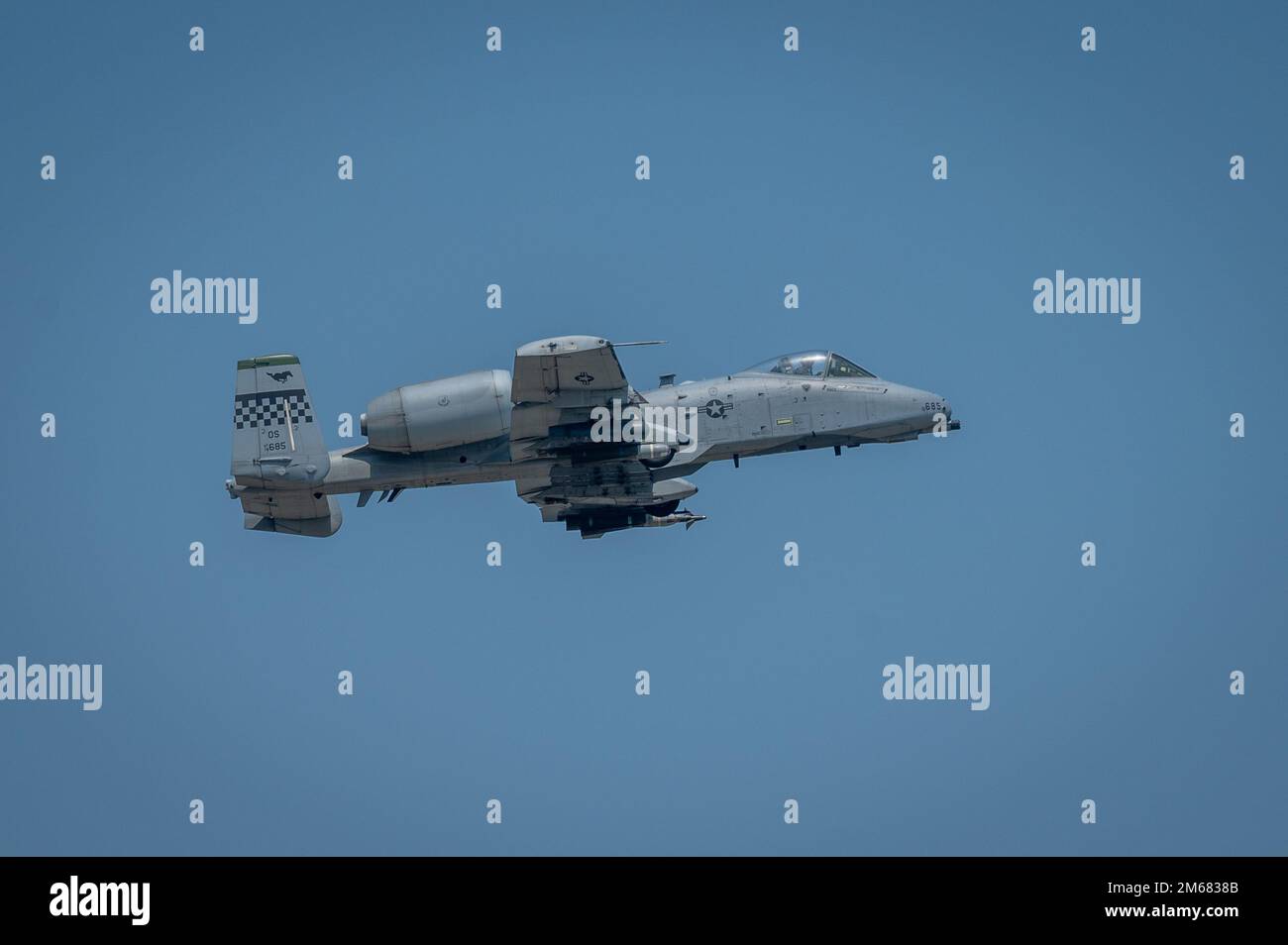 Eine A-10 Thunderbolt II beginnt zur Landung auf dem Osan Air Base, Republik Korea, am 15. April 2022. Der A-10 Thunderbolt II ist ein einsitzendes Düsenflugzeug mit zwei Turboventilatoren und geraden Flügeln, das für eine enge Luftunterstützung entwickelt wurde. Stockfoto
