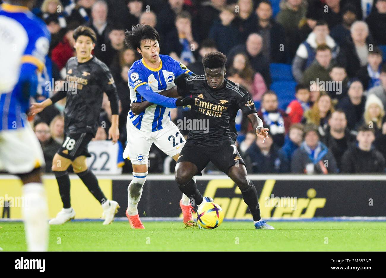 Kaoru Mitoma von Brighton kämpft mit Bukayo Saka von Arsenal um den Ball während des Premier League-Spiels zwischen Brighton & Hove Albion und Arsenal im American Express Community Stadium , Brighton , Großbritannien - 31. Dezember 2022 Foto Simon Dack/Tele Images. Nur redaktionelle Verwendung. Kein Merchandising. Für Fußballbilder gelten Einschränkungen für FA und Premier League. Keine Nutzung von Internet/Mobilgeräten ohne FAPL-Lizenz. Weitere Informationen erhalten Sie von Football Dataco Stockfoto