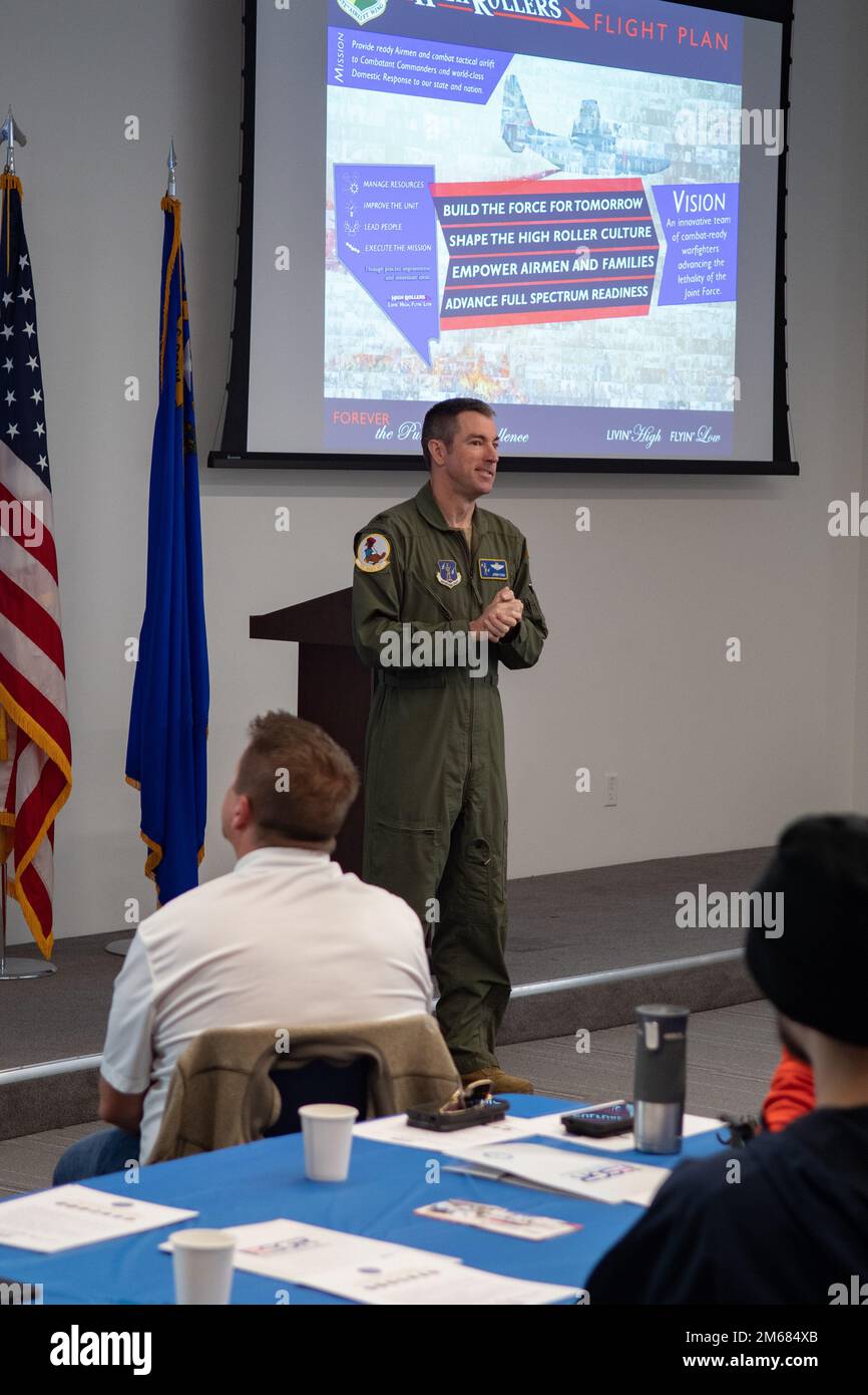 Oberst Jeremy Ford, 152. Airlift Wing Commander, spricht mit Arbeitgebern aus der Großregion Reno nach einem Employer Support of the Guard and Reserve (ESGR) Boss Lift vom 15. April 2022. Eine der strategischen Prioritäten der Nationalgarde Nevada besteht darin, sich mit den lokalen Gemeinschaften zu engagieren und sie einzubeziehen, und diese Flüge sind eine der Möglichkeiten, wie die „High Rollers“ die Unterstützung von Mitgliedern des Großraums Reno aufbauen. Stockfoto