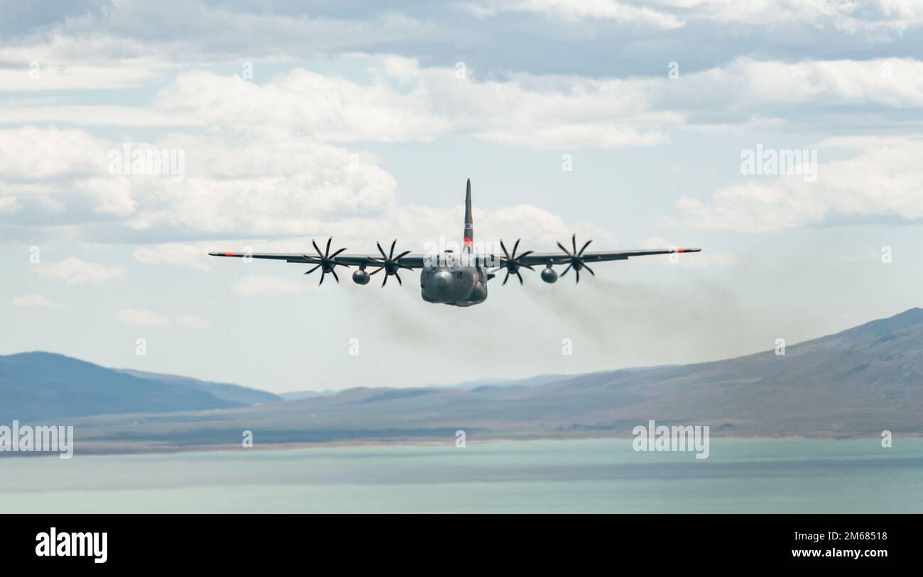 Ein Flugzeug der Nevada Air National Guard C-130H Hercules fliegt über Pyramid Lake, Nevada, während eines Employers Supporting the Guard and Reserve (ESGR) Boss Lift am 15. April 2022. Eine der strategischen Prioritäten der Nationalgarde Nevada besteht darin, sich mit den lokalen Gemeinschaften zu engagieren und sie einzubeziehen, und diese Flüge sind eine der Möglichkeiten, wie die „High Rollers“ die Unterstützung von Mitgliedern des Großraums Reno aufbauen. Stockfoto