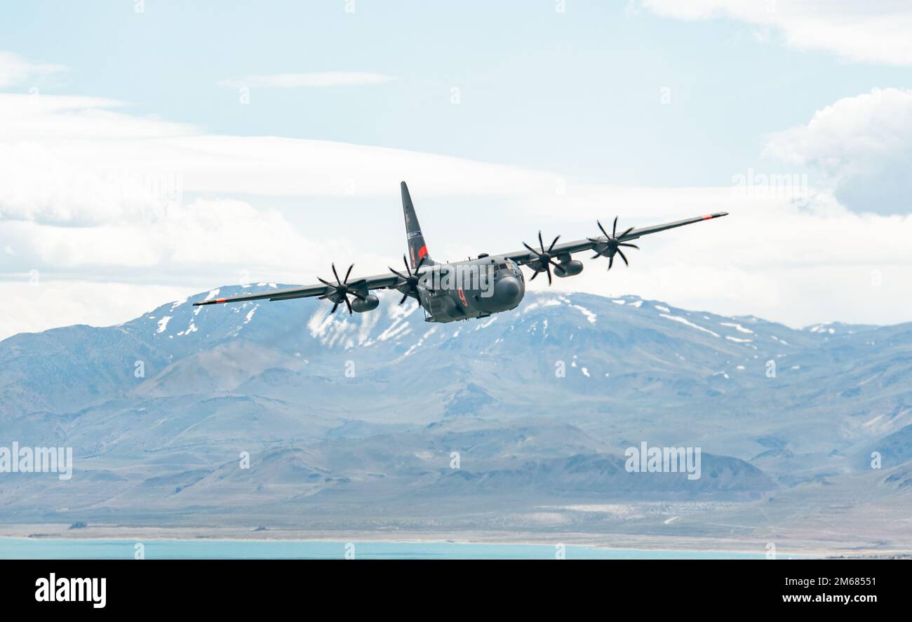 Ein Flugzeug der Nevada Air National Guard C-130H Hercules fliegt über Pyramid Lake, Nevada, während eines Arbeitgeberauftriebs zur Unterstützung des Wachdienstes und der Reserve (ESGR) am 15. April 2022. Eine der strategischen Prioritäten der Nationalgarde Nevada besteht darin, sich mit den lokalen Gemeinschaften zu engagieren und sie einzubeziehen, und diese Flüge sind eine der Möglichkeiten, wie die „High Rollers“ die Unterstützung von Mitgliedern des Großraums Reno aufbauen. Stockfoto