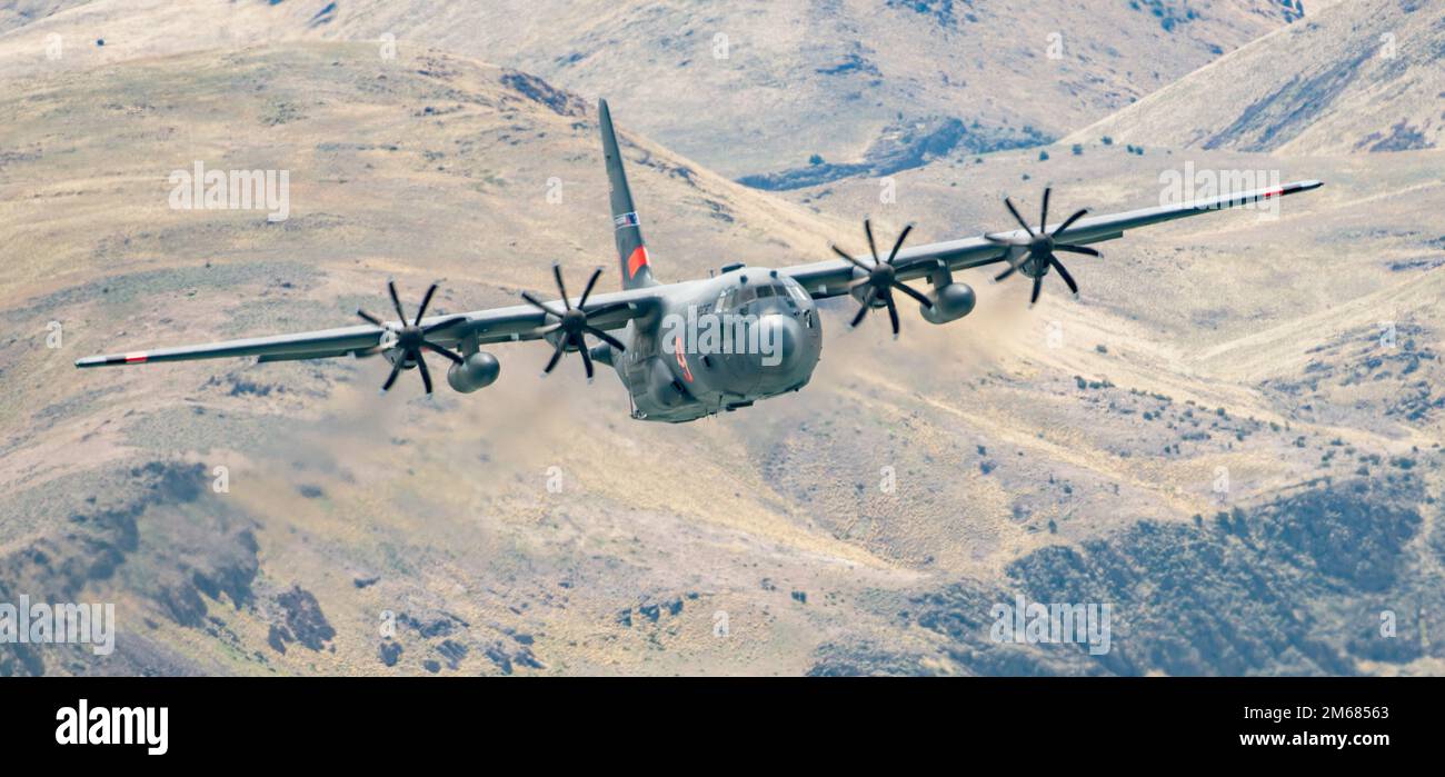 Ein Flugzeug der Nevada Air National Guard C-130H Hercules fliegt über Pyramid Lake, Nevada, während eines Arbeitgeberauftriebs zur Unterstützung des Wachdienstes und der Reserve (ESGR) am 15. April 2022. Eine der strategischen Prioritäten der Nationalgarde Nevada besteht darin, sich mit den lokalen Gemeinschaften zu engagieren und sie einzubeziehen, und diese Flüge sind eine der Möglichkeiten, wie die „High Rollers“ die Unterstützung von Mitgliedern des Großraums Reno aufbauen. Stockfoto