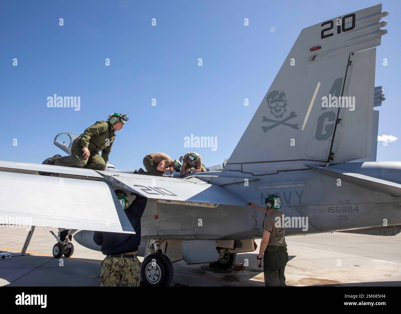 Matrosen, die der Streikkampfstaffel (VFA) 103 zugeteilt sind, führen routinemäßige Wartungsarbeiten an einer F/A-18F Super Hornet durch, während sie sich auf einer Trainingseinheit in der Naval Air Station Fallon, 14. April 2022, befinden. Carrier Air Wing (CVW) 7 ist die offensive Luft- und Streikkomponente der Carrier Strike Group (CSG) 10 und der George H.W. Buchse CSG. Die Geschwader von CVW-7 sind Strike Fighter Squadron (VFA) 143, VFA-103, VFA-86, VFA-136, Electronic Attack Squadron (VAQ) 140, Carrier Airborne Early Warning Squadron (VAW) 121, HSC-5 und Helicopter Maritime Strike Squadron (HSM) 46. Stockfoto