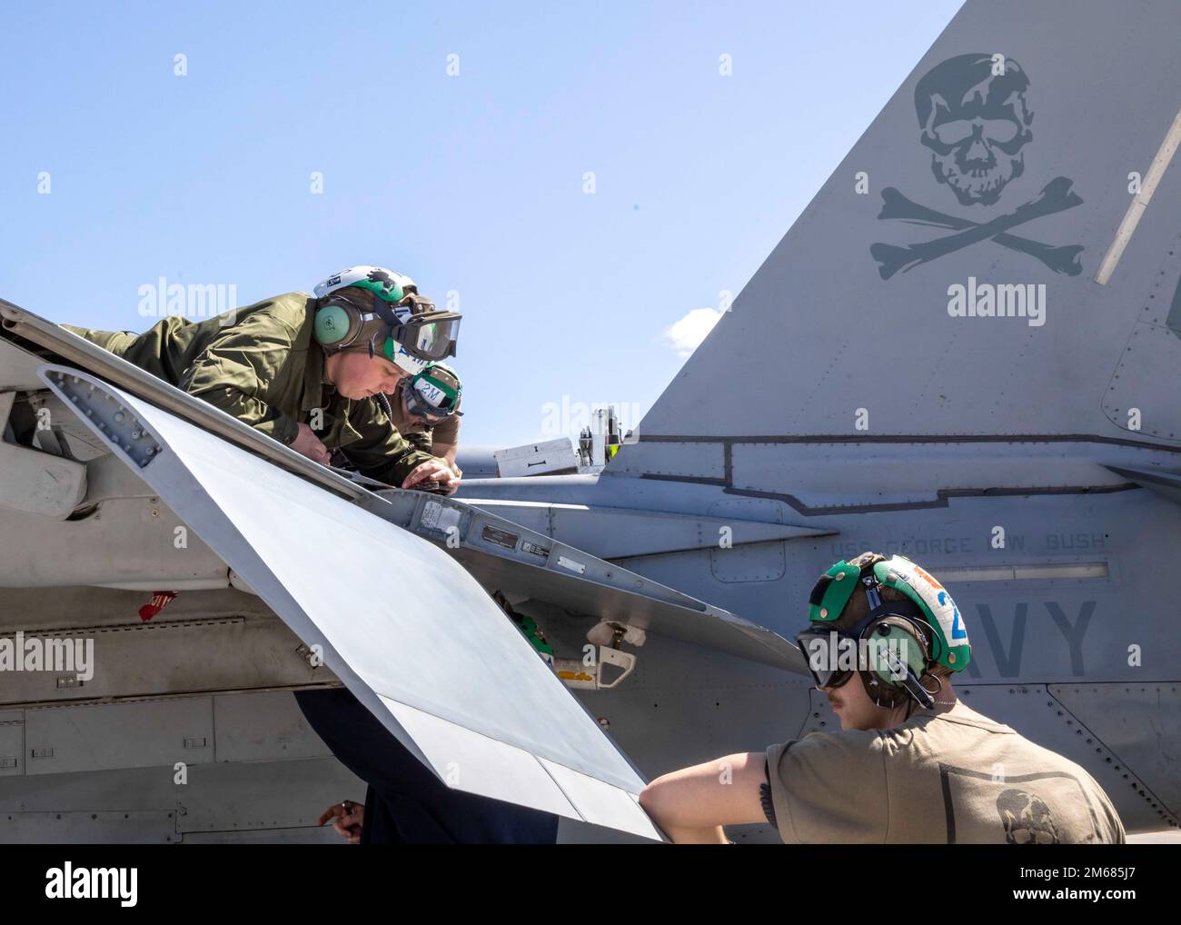 Matrosen, die der Streikkampfstaffel (VFA) 103 zugeteilt sind, führen routinemäßige Wartungsarbeiten an einer F/A-18F Super Hornet durch, während sie sich auf einer Trainingseinheit in der Naval Air Station Fallon, 14. April 2022, befinden. Carrier Air Wing (CVW) 7 ist die offensive Luft- und Streikkomponente der Carrier Strike Group (CSG) 10 und der George H.W. Buchse CSG. Die Geschwader von CVW-7 sind Strike Fighter Squadron (VFA) 143, VFA-103, VFA-86, VFA-136, Electronic Attack Squadron (VAQ) 140, Carrier Airborne Early Warning Squadron (VAW) 121, HSC-5 und Helicopter Maritime Strike Squadron (HSM) 46. Stockfoto