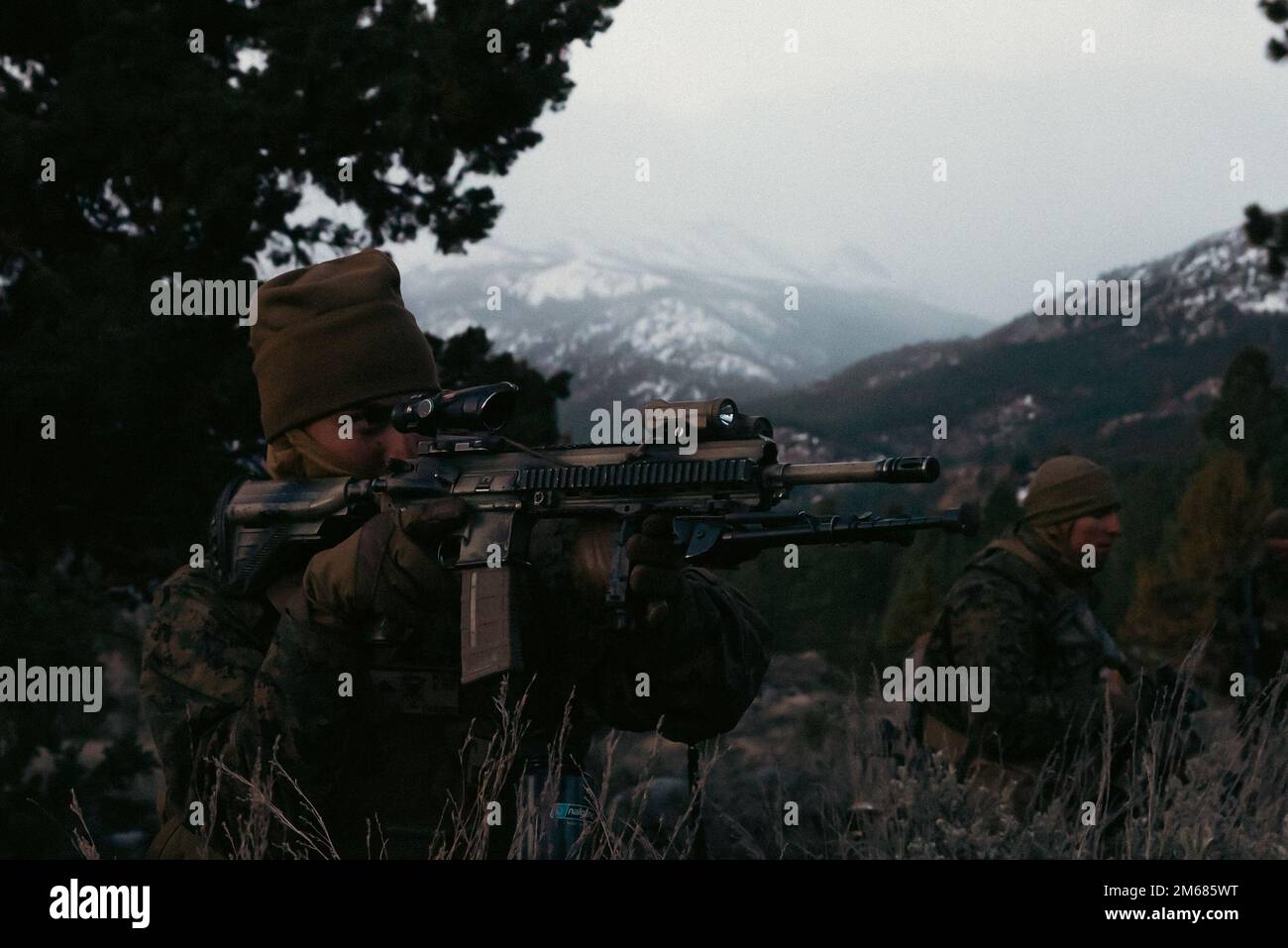 USA Marines mit Kilo Company, 3. Bataillon, 4. Marines, 7. Marineregiment, 1. Marine Division, Beschlagnahme des Zielgebiets während einer Übung zum Truppenaufprall im Marine Corps Mountain Warfare Training Center, (MCMWTC), Bridgeport, Kalifornien, April 15, 2022. Das Zielgebiet, Landing Zone Quail, war das vorletzte Ziel des Unternehmens, bevor es das Expeditionary Air-Feld in der Nähe des Basislagers in MCMWTC Bridgeport eroberte. Stockfoto