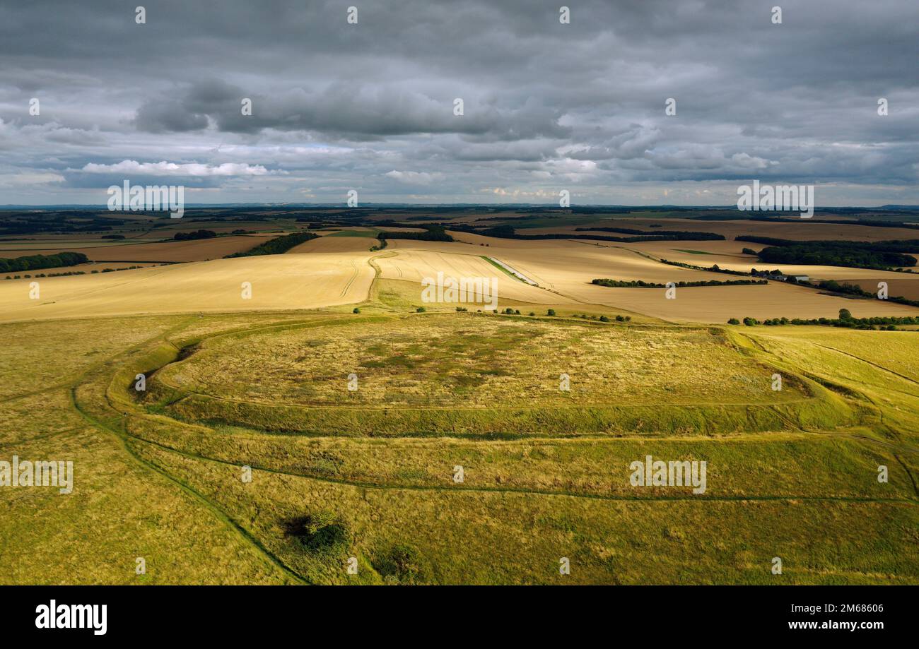 Uffington Castle Univallate prähistorisches Hillfort aus der späten Bronzezeit, Early Iron Age, an den Berkshire Downs, Oxfordshire, England. Blick nach Süden Stockfoto