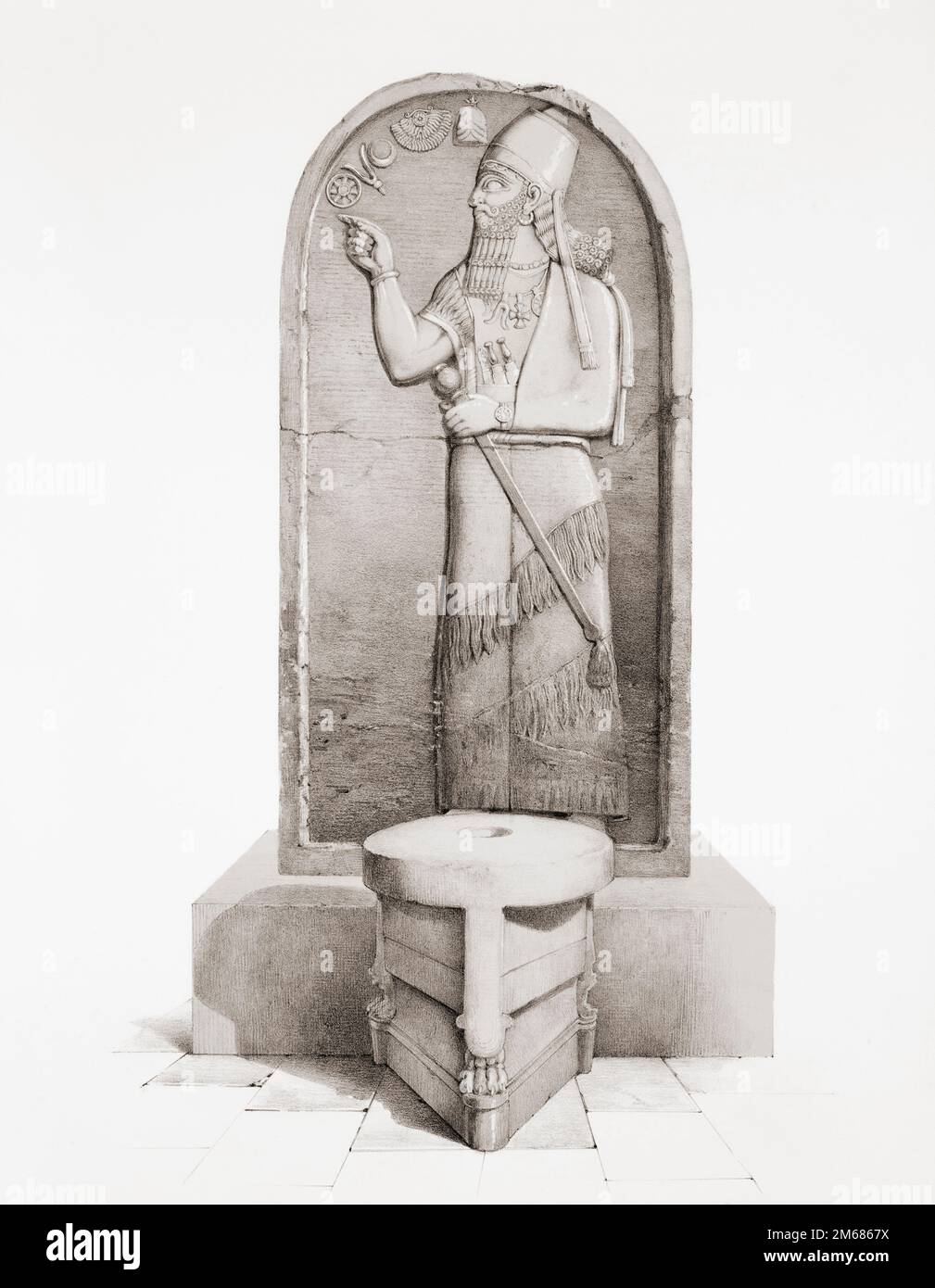 Die Stela von Shamshi-Adad V hinter einem Opferaltar aus Nimrud, dem antiken Assyrien, dem modernen Irak. Shamshi-Adad V war König von Assyrien von 824 - 811 v. Chr., dem Jahr seines Todes. Die fast 2 Meter hohe Sandsteinstela befindet sich jetzt im British Museum, London. Nach einem Werk aus dem 19. Jahrhundert von Sir Austen Henry Layard. Stockfoto