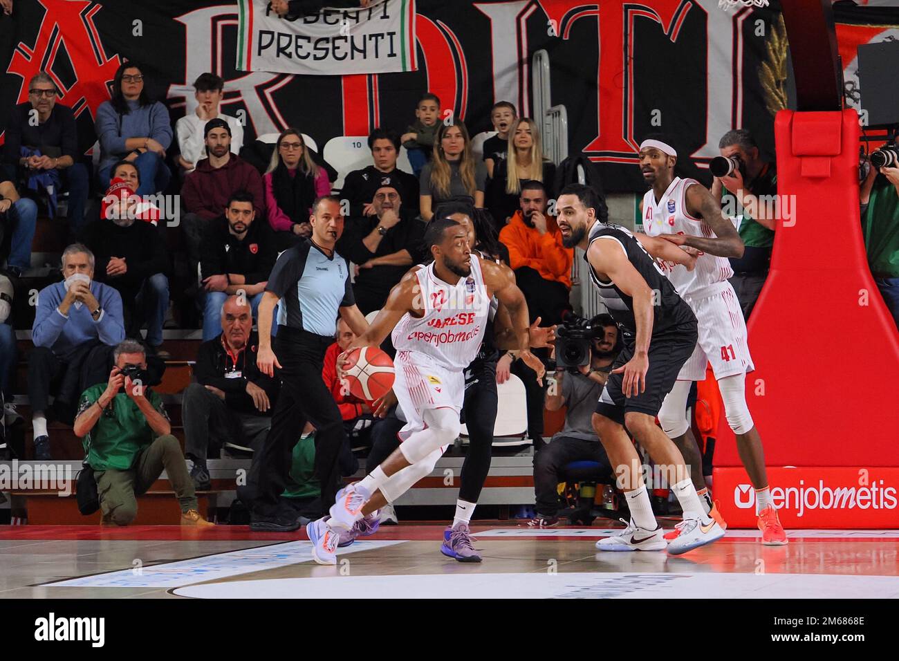 Enerxenia Arena, Varese, Italien, 02. Januar 2023, Markel Brown (Openjobmetis Varese) während Openjobmetis Varese vs. Bertram Yachts Derthona Tortona Stockfoto