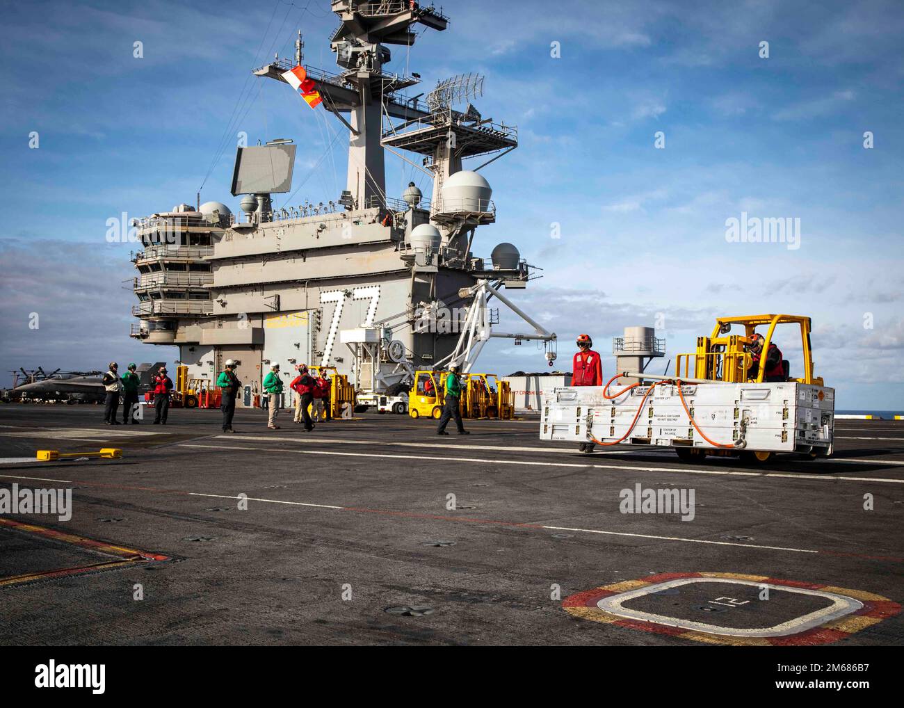 220416-N-SY758-1056 ATLANTISCHER OZEAN (16. April 2022) Seeleute an Bord des Flugzeugträgers USS George H.W. Bush (CVN 77) transportierte während einer Munitionsladung mit dem Trockenfrachtschiff USNS William McLean (T-AKE 12) am 16. April 2022. George H.W. Bush bietet der nationalen Kommandobehörde flexible, anpassbare Kampfkapazitäten durch die Trägerstreikgruppe, die die maritime Stabilität und Sicherheit aufrechterhält, um den Zugang zu gewährleisten, Aggressionen abzuwehren und die Interessen der USA, Verbündeten und Partner zu verteidigen. Stockfoto