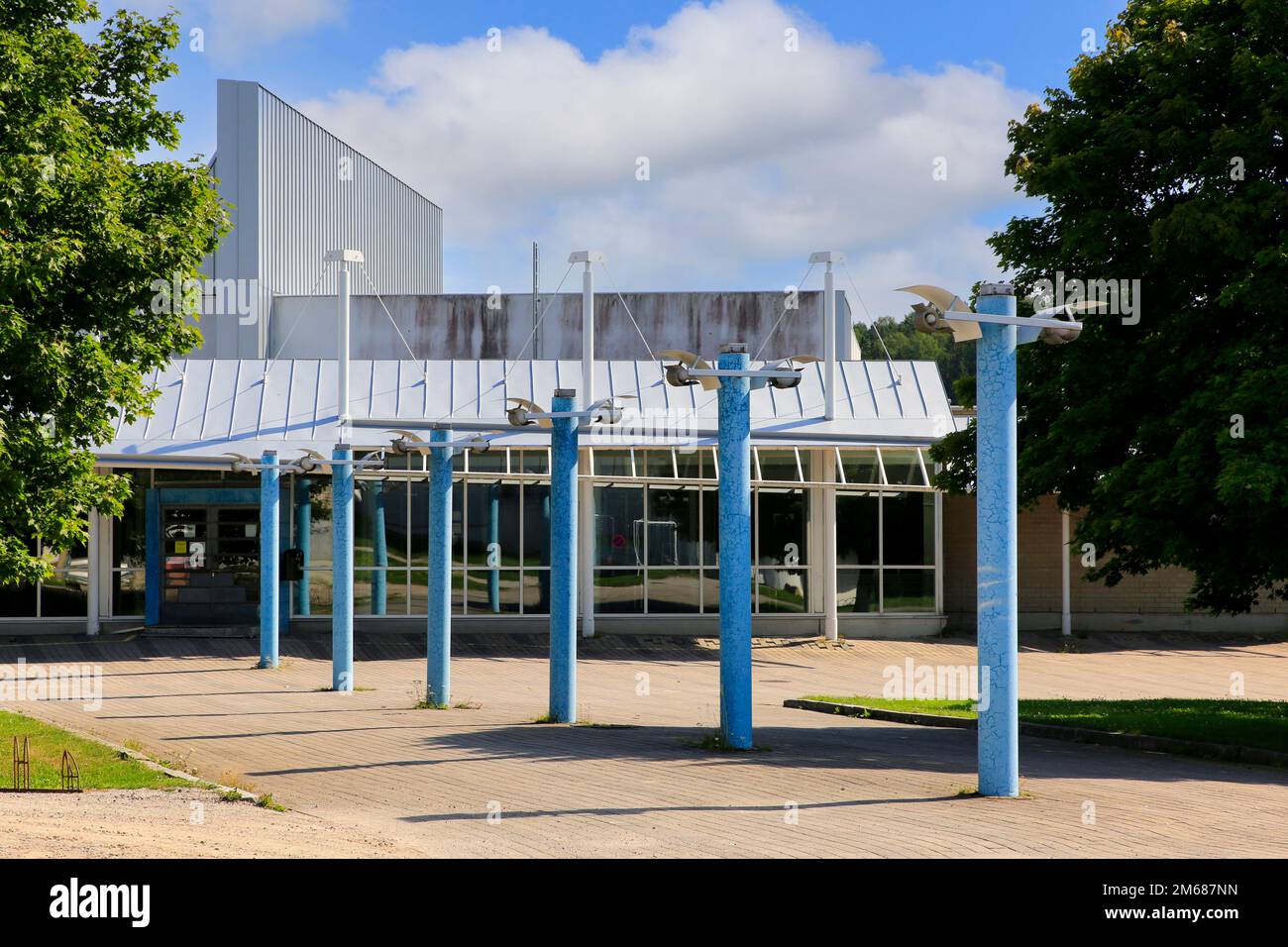 Eintritt zur Halikko Sports Hall mit Außenbeleuchtung an einem Sommertag. Halikko, Salo, Finnland. 9. August 2020. Stockfoto