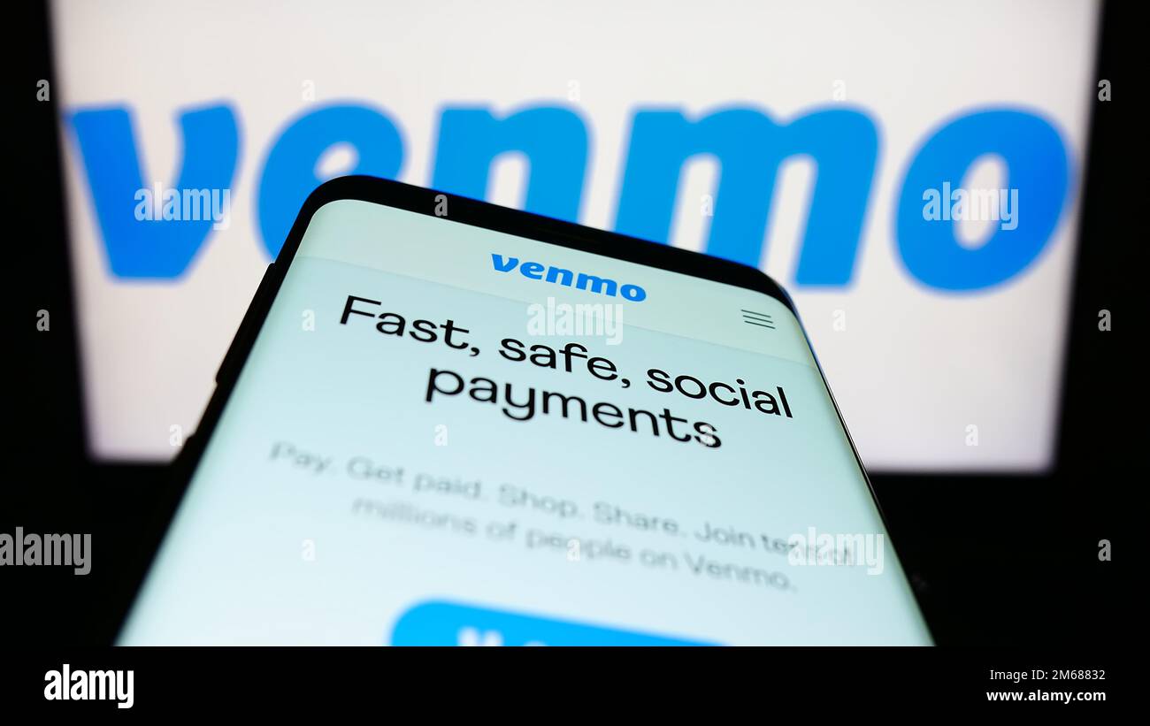 Smartphone mit Website des mobilen Zahlungsdienstes Venmo auf dem Bildschirm vor dem Unternehmenslogo. Fokus auf oberer linker Seite des Telefondisplays. Stockfoto
