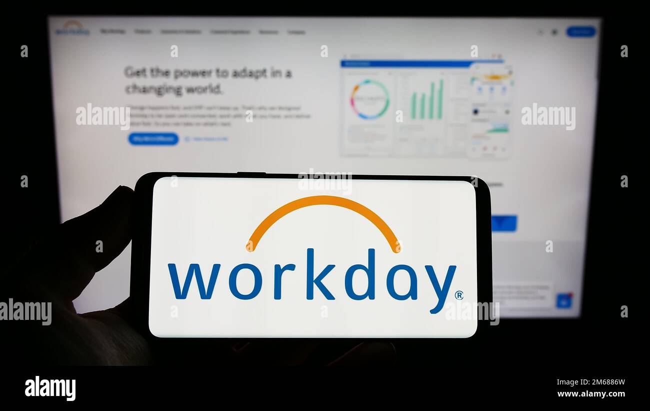 Person, die ein Smartphone mit dem Logo des US-amerikanischen Softwareunternehmens Workday Inc. Auf dem Bildschirm vor der Website hält. Konzentrieren Sie sich auf das Display des Telefons. Stockfoto