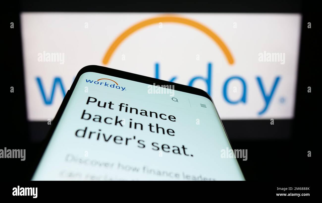 Mobiltelefon mit Website des US-Softwarefirma Workday Inc. Auf dem Bildschirm vor dem Unternehmenslogo. Fokus auf oberer linker Seite des Telefondisplays. Stockfoto