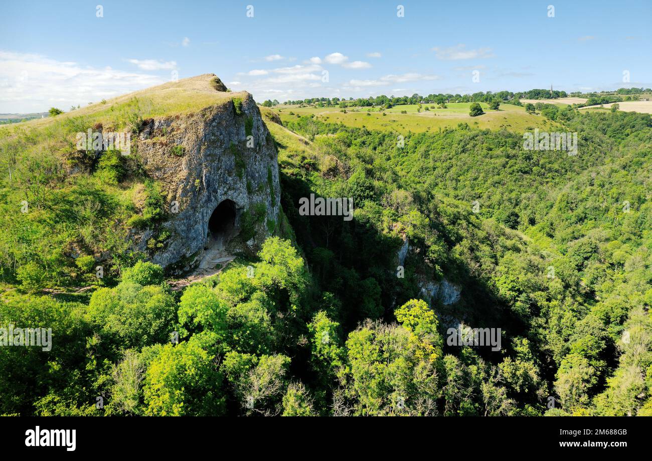 Thors Cave Natural Cavern im Verteiler Valley, Staffordshire, England. Frühe menschliche Bewohnungs- und Begräbnisdaten aus dem späten Paläolithikum vor 12.000 Jahren Stockfoto