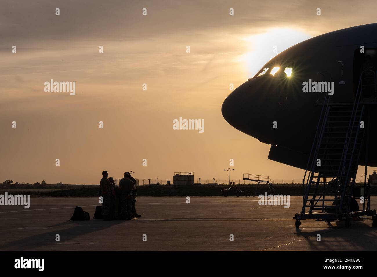 Maintenance Airmen von verschiedenen Air Tanken Flügeln diskutieren, was für die Wartung eines KC-46A Pegasus Sunday, 17. April 2022, nach dem Flug am Luftwaffenstützpunkt Morón, Spanien benötigt wird. Die KC-46 Übung zum Beschäftigungskonzept, an der die Flugzeuge teilnehmen, hat gezeigt, dass Flugzeuge, Besatzungen und Supportmitarbeiter in abgelegenen Umgebungen weltweit erfolgreich Betankungskapazitäten bereitstellen können. Stockfoto