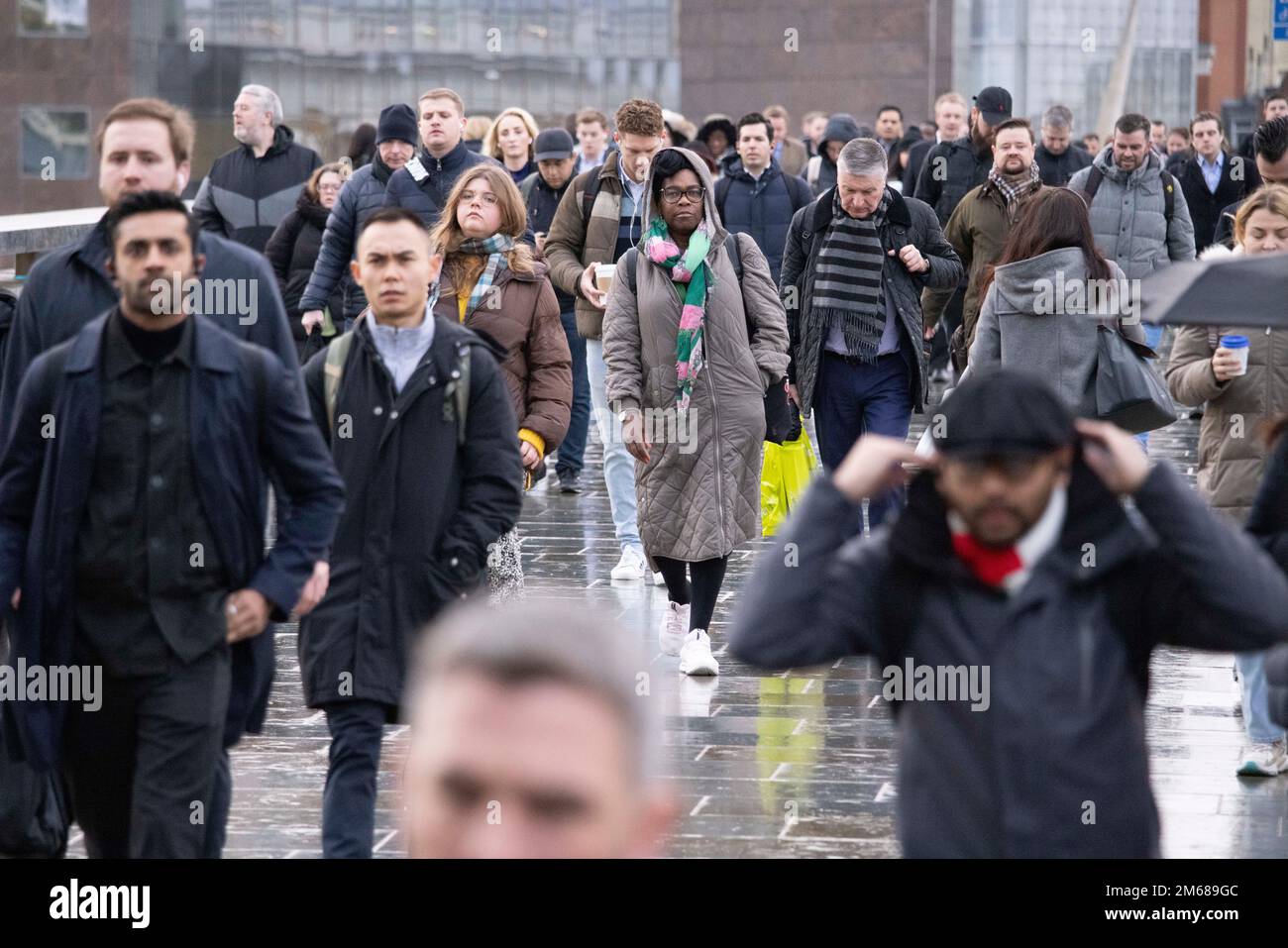 London, Großbritannien. 03. Januar 2023. Die Londoner Pendler begeben sich an ihrem ersten Arbeitstag 2023 auf die andere Seite der London Bridge, um Zugstreiks zu vermeiden, die landesweit weit verbreitete Störungen verursachen, und Millionen von Menschen wurde geraten, Bahnreisen zu vermeiden. 03. Januar 2023, City of London, England, Großbritannien Kredit: Jeff Gilbert/Alamy Live News Stockfoto