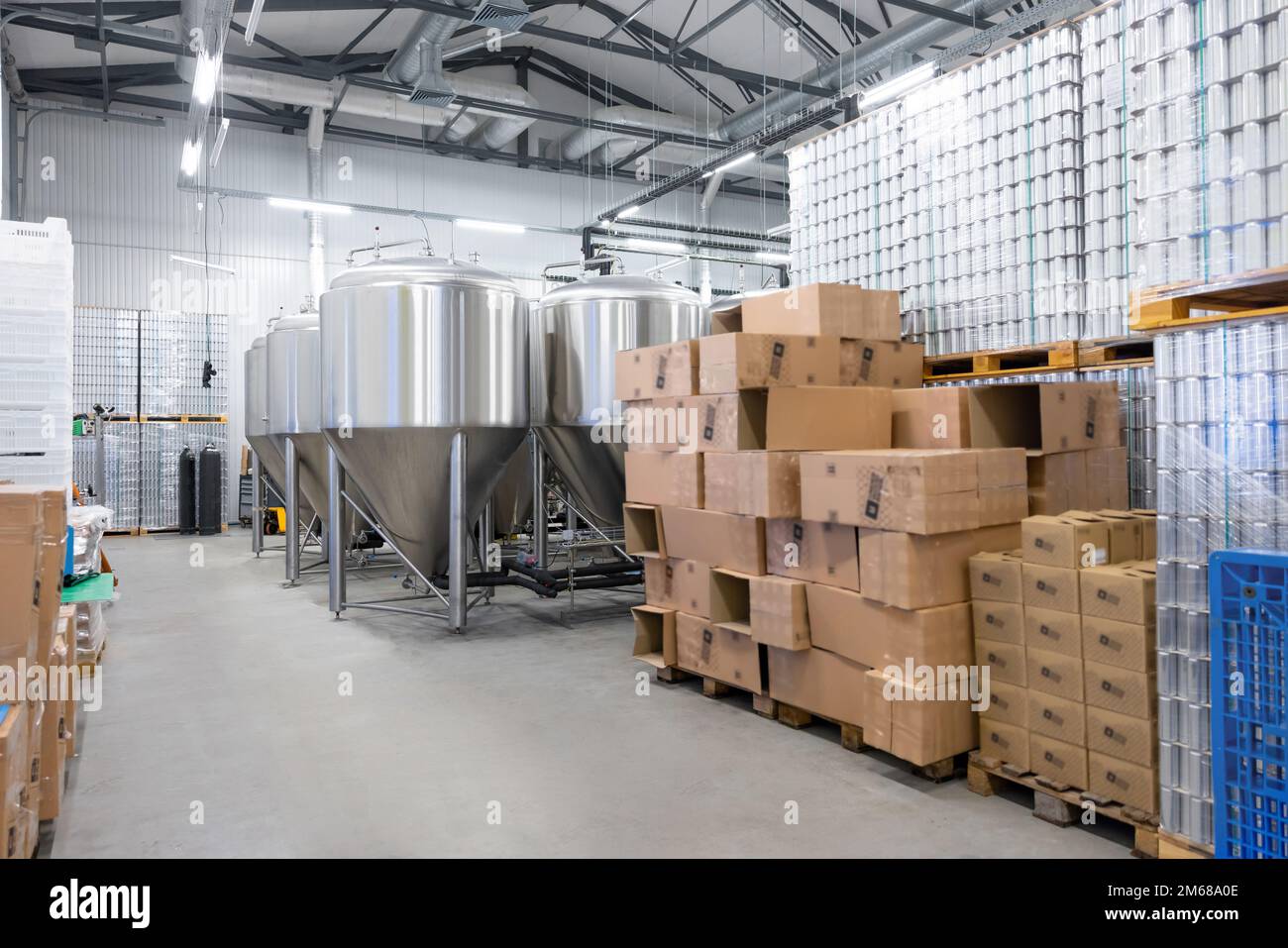 Innenraum einer Brauerei mit Getränkedosen, die versandfertig sind Stockfoto