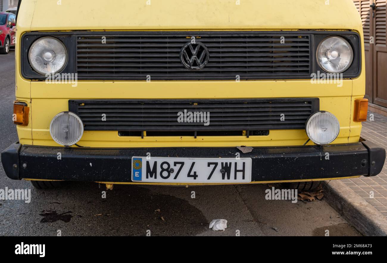 Felanitx, Spanien; dezember 30 2022: Alter gelber VW T3-Lieferwagen, auf der Straße geparkt. Felanitx, Insel Mallorca, Spanien Stockfoto