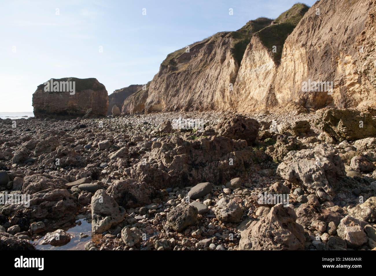 Magnesiumkalksteinstrand und Klippen am Hawthorn Hive, mit Blick nach Süden entlang der Durham Küste Stockfoto