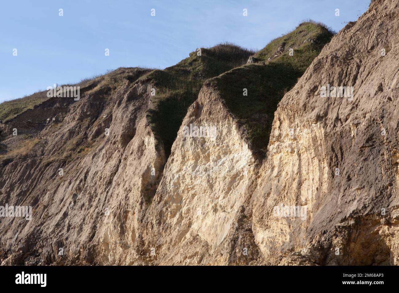Regenwasser und Ozean erodieren die Magnesiumkalksteinklippen am Hawthorn Hive, der nach Süden an der Durham-Küste blickt Stockfoto