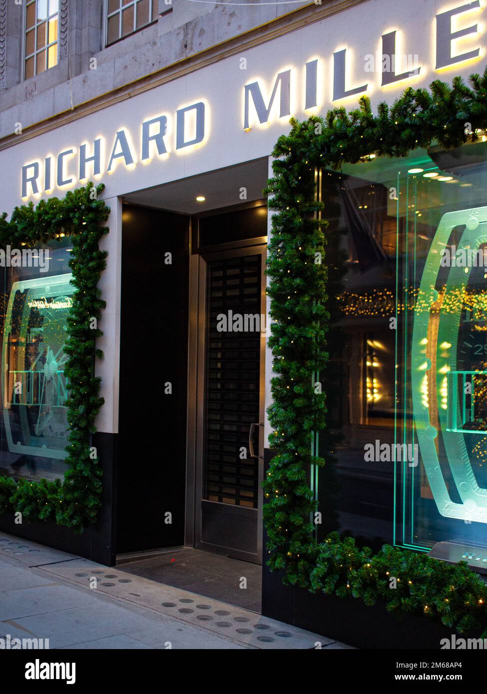 Richard Mille Schaufenster/Schaufenster/visuelles Merchandising des Bond Street Ladens und gehobenes, wohlhabendes, gehobenes Luxusgeschäft Stockfoto
