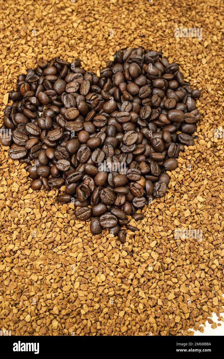 Herzen von Kaffeebohnen Stockfoto