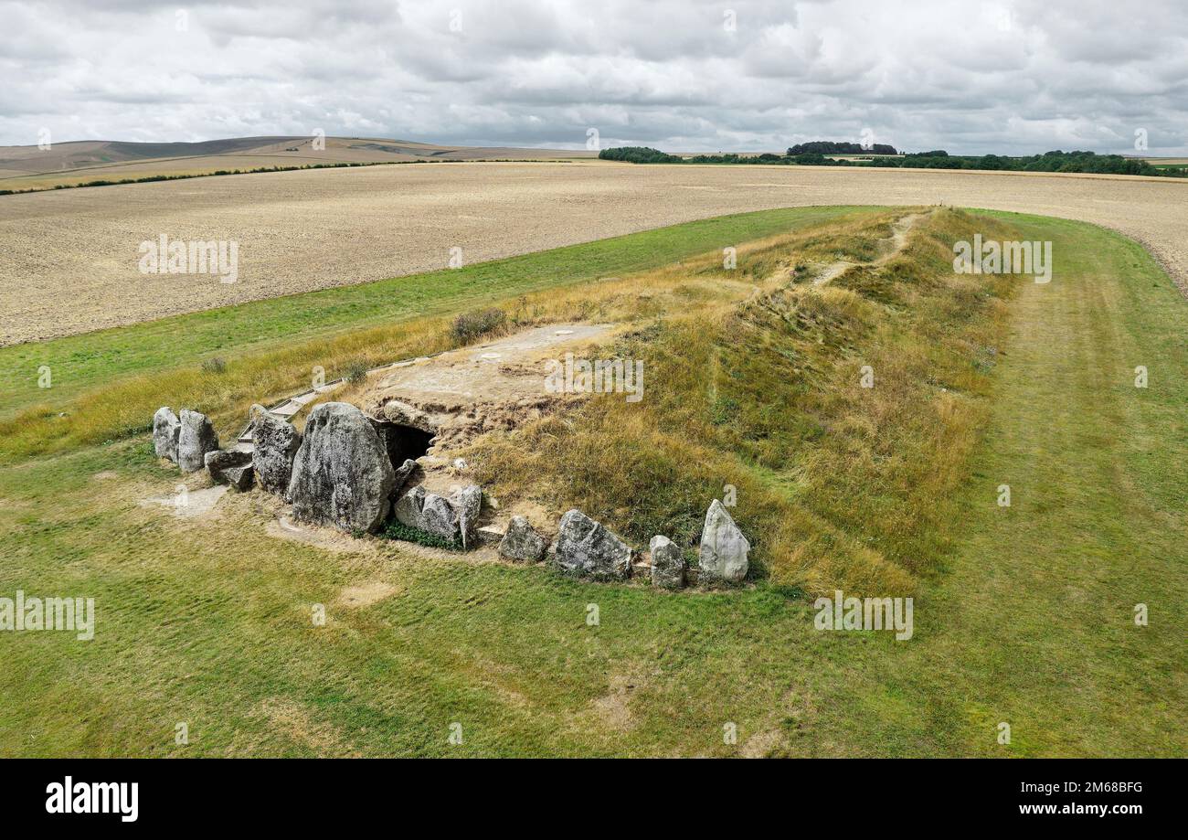 West Kennet Long Barrow, Avebury, England. Prähistorische neolithische Grabstätte. Barrow Mound, 104m m lang, 25m m breit. Sieht aus wie S.W. alias West Kennett Stockfoto