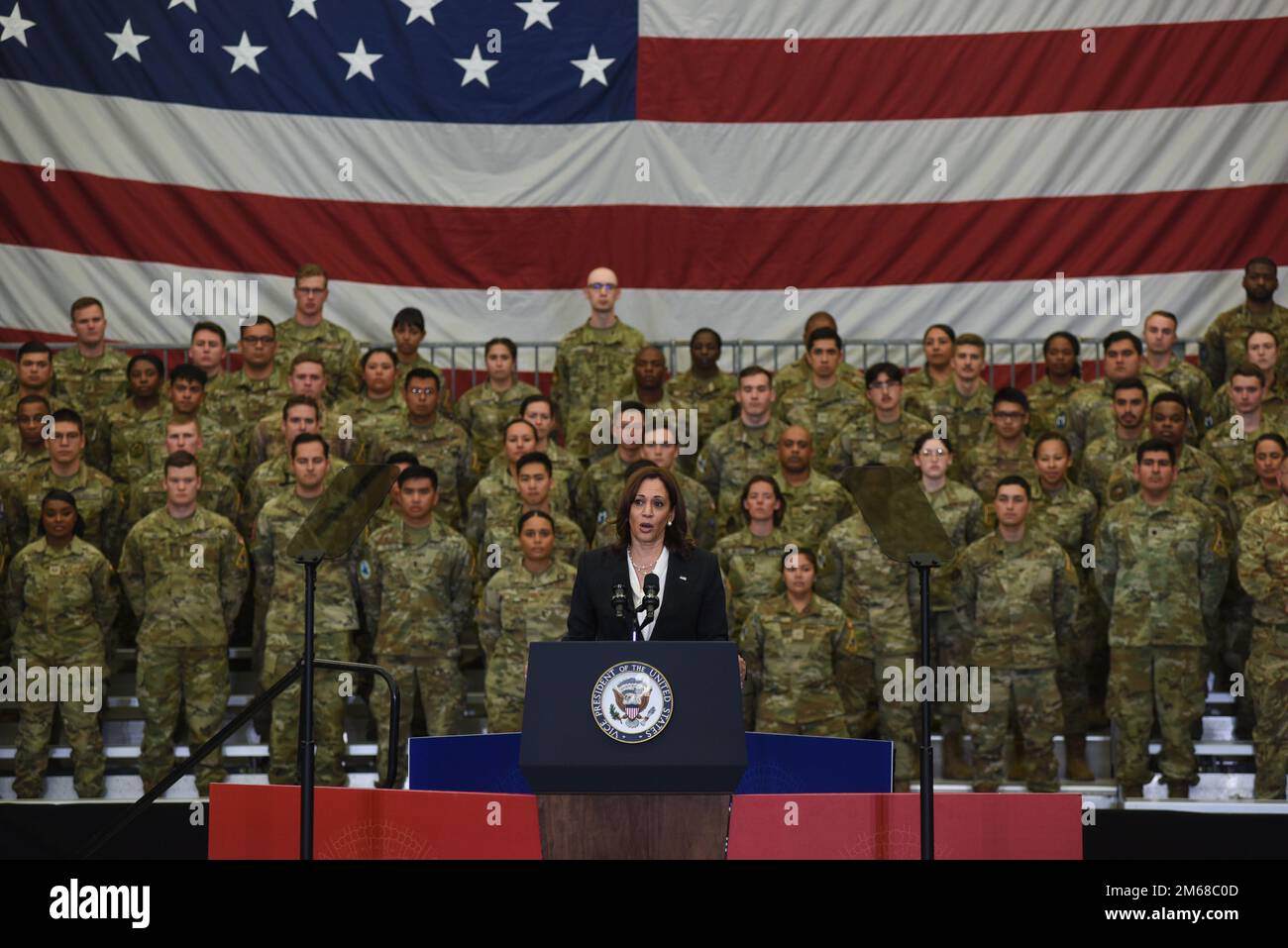 USA Vizepräsidentin Kamala Harris spricht die Bedeutung der US-Raumfahrtpolitik während ihres Besuchs auf dem Vandenberg Space Force Base, Kalifornien, am 18. April 2022 an. Stockfoto