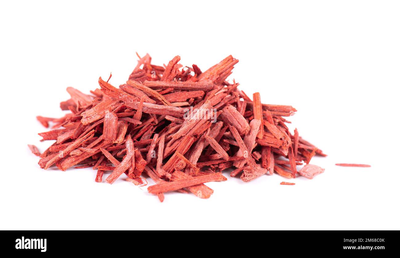 Rote Sandelholz-Räucherchips, isoliert auf weißem Hintergrund. Sanderswood, Rubyholz oder rote saunders Stockfoto