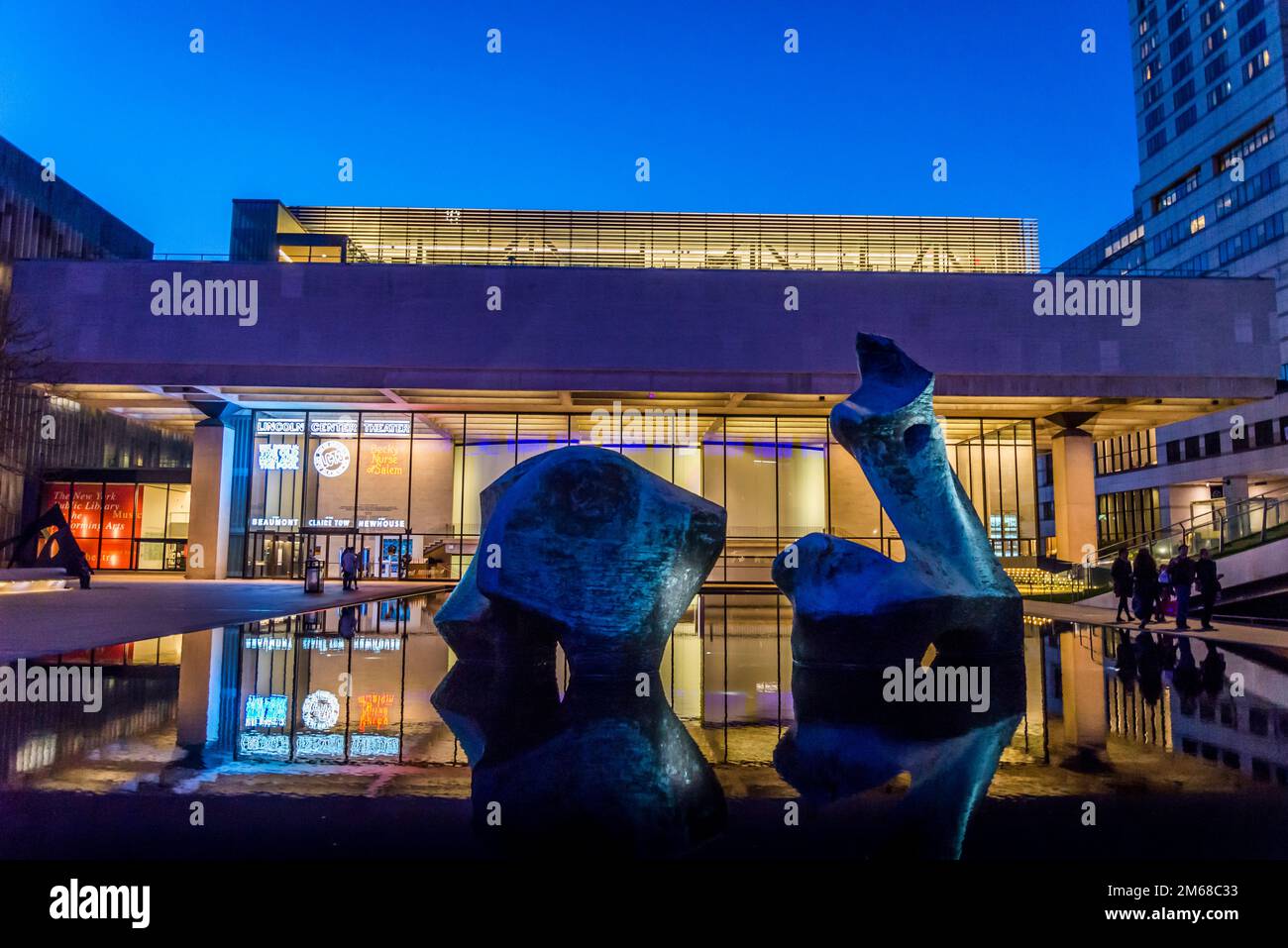 Vivian Beaumont Theater and Reclining Figure, 1963 Statue von Henry Moore in einem Wasserbecken, Lincoln Center for the Performing Arts, Komplex von B. Stockfoto