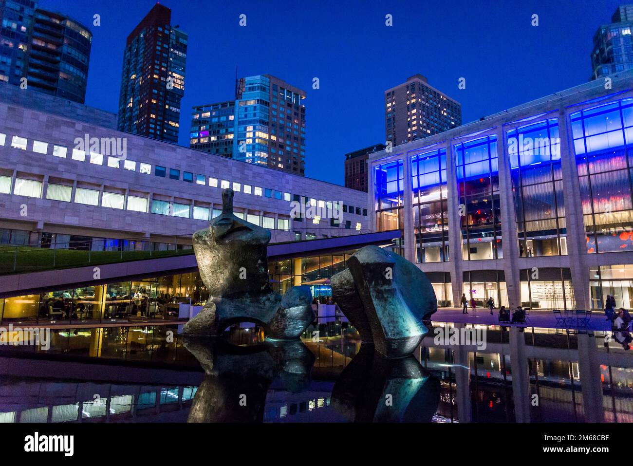 Liegende Figur, Statue aus dem Jahr 1963 von Henry Moore, Lincoln Center for the Performing Arts, Gebäudekomplex im Lincoln Square Viertel an der U Stockfoto