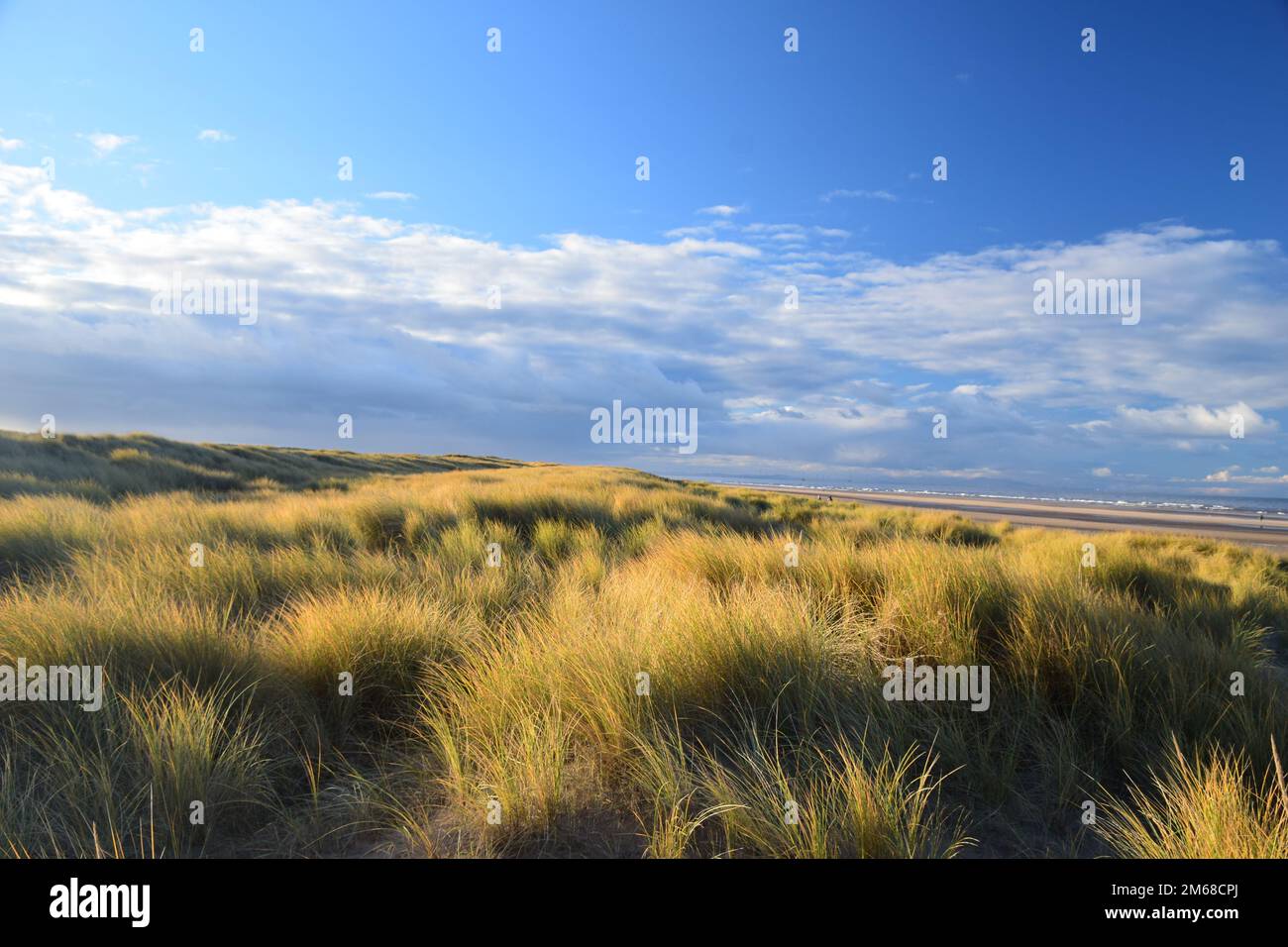 Am frühen Morgen im Januar zieht das Sonnenlicht über das breite Sanddünensystem und den Strand der Merseyside Coast von Ainsdale Stockfoto