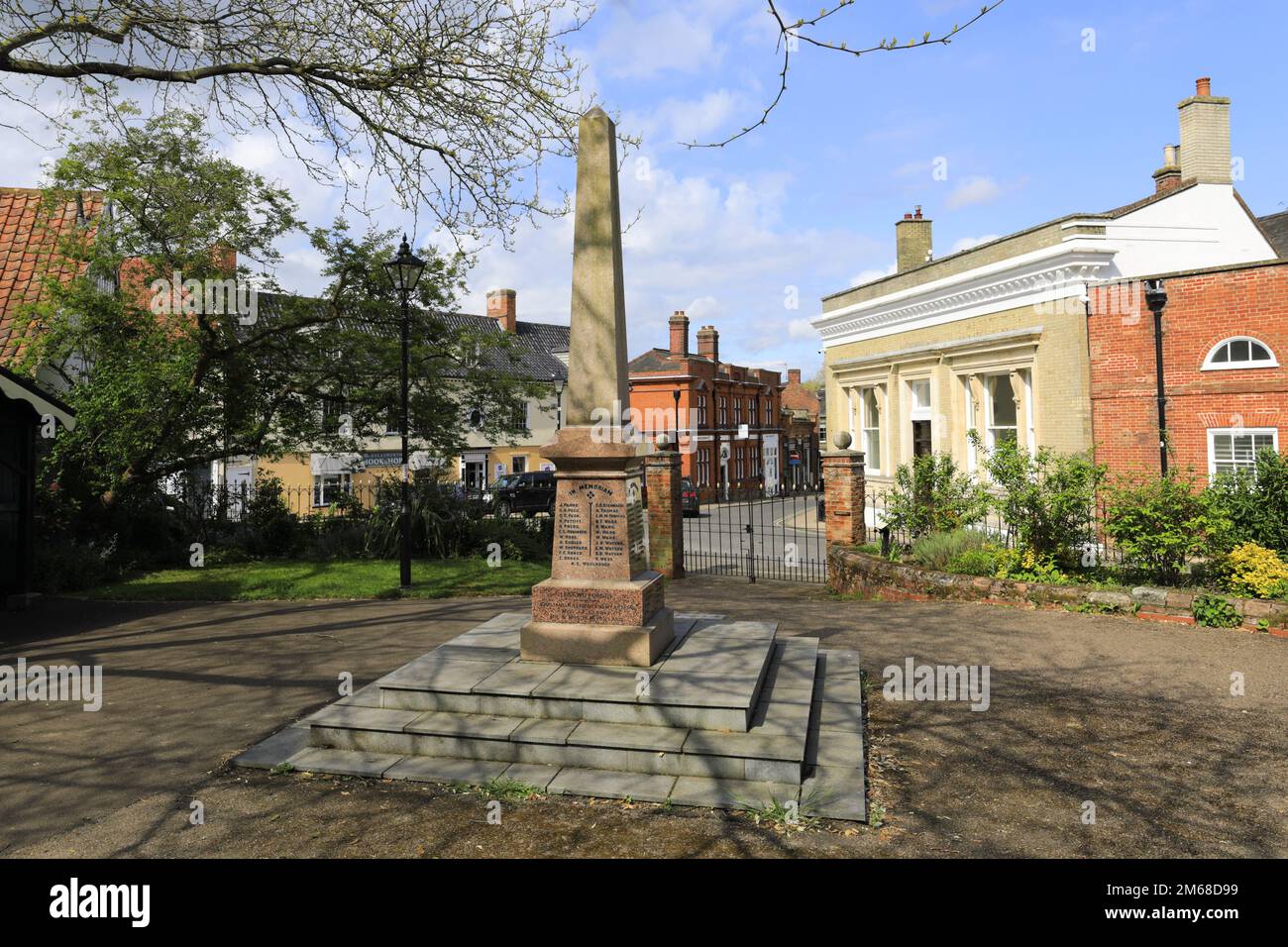 War Memorial in der Hauptstraße, Halesworth Market Town, Suffolk, England, Großbritannien Stockfoto