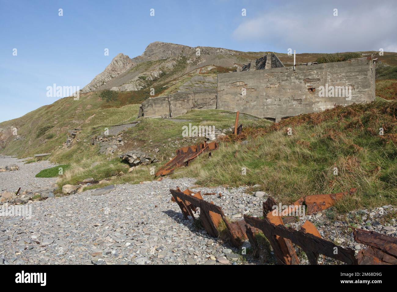 Industrielle Artefakte am Strand am Nant Gwrtheyrn, einem walisischen sprach- und Kulturzentrum, das sich in der Nähe des Dorfes Llithfaen auf der Halbinsel Llyn befindet Stockfoto