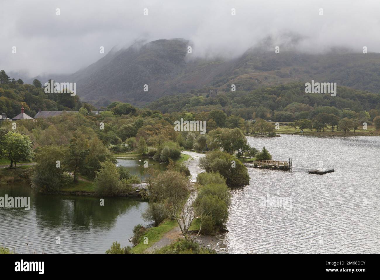 Die Berge von Snowdonia National Park sind eine Kulisse zur padarn Country Park in Lllanberis, das Ihnen eine Auswahl an Wanderungen/Aktivitäten für die Besucher Stockfoto