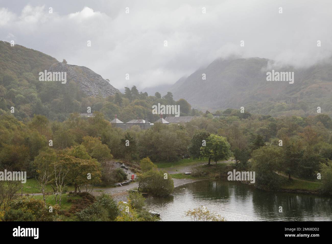 Die Berge von Snowdonia National Park sind eine Kulisse zur padarn Country Park in Lllanberis, das Ihnen eine Auswahl an Wanderungen/Aktivitäten für die Besucher Stockfoto