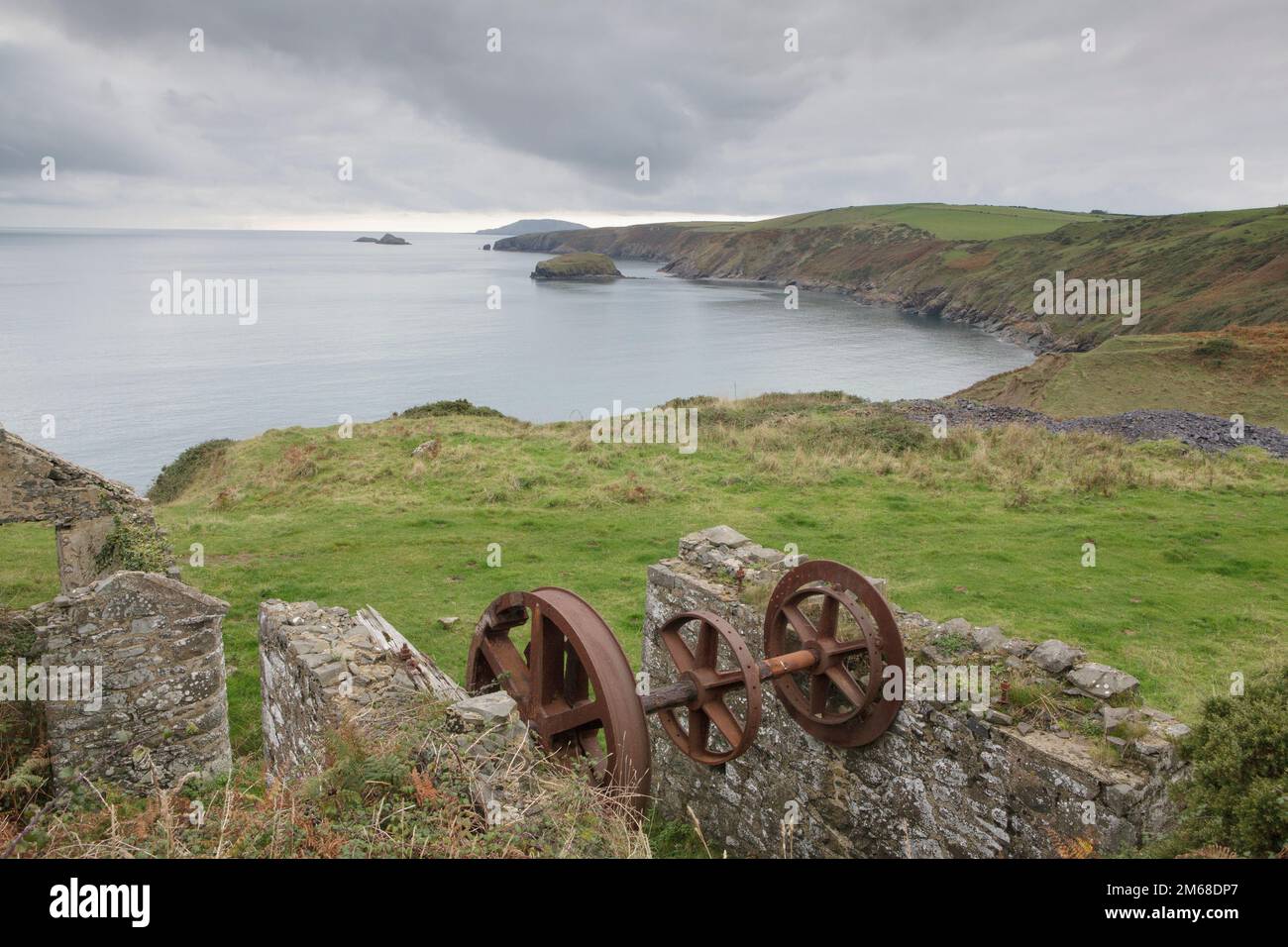 Gewundene Ausrüstung in der verlassenen Manganmine von Nant Gadwen auf der Halbinsel Llyn Stockfoto