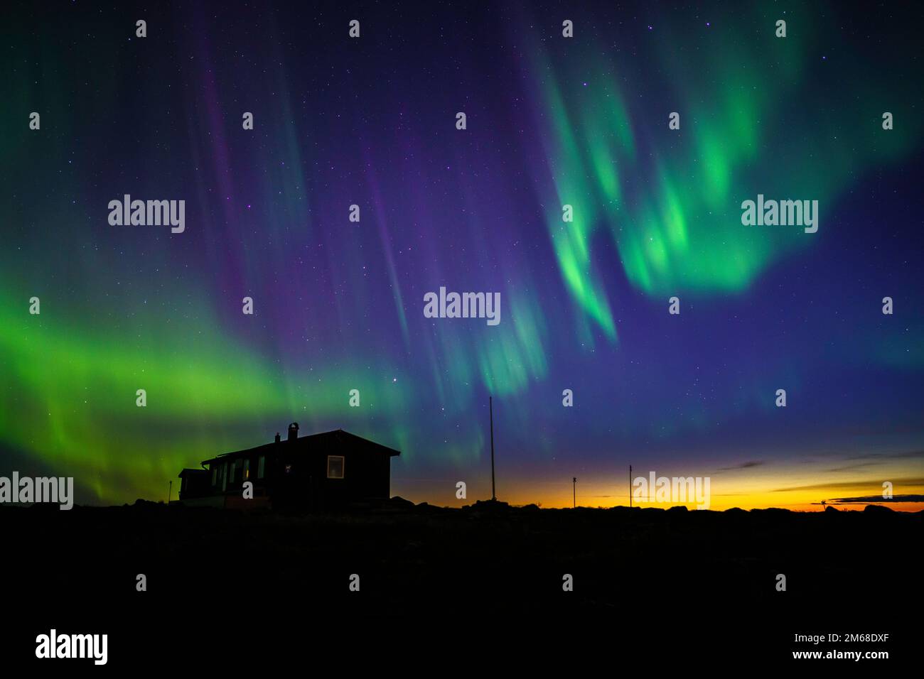 Nordlicht, Aurora borealis auf Mount Dundret, Kabine im Vordergrund, Gällivare, Schwedisches Lappland, Schweden Stockfoto
