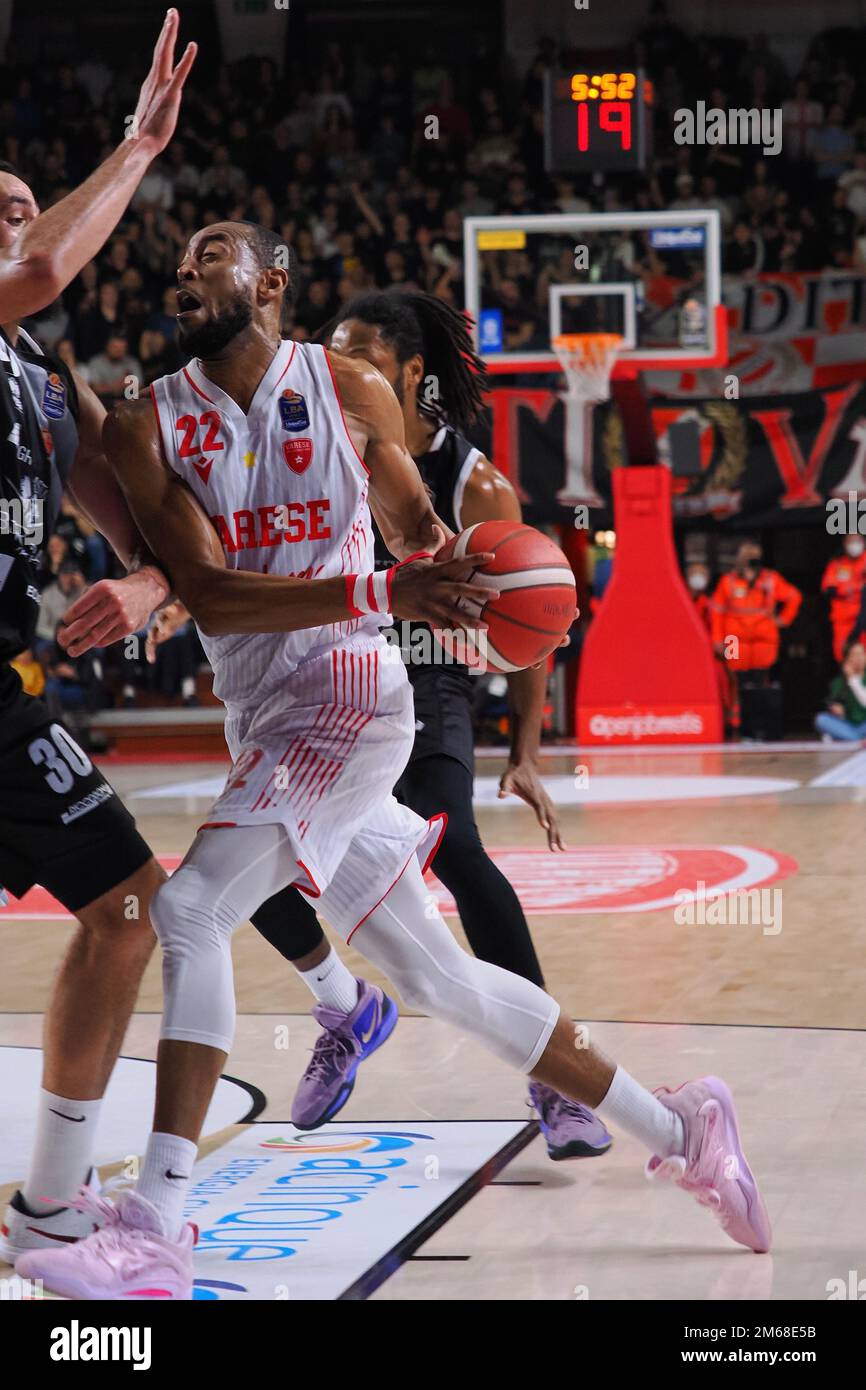 Enerxenia Arena, Varese, Italien, 02. Januar 2023, Markel Brown (Openjobmetis Varese) wurde von Tyler Cain (Bertram Yachts Derthona Tortona) während dieser Zeit vereitelt Stockfoto