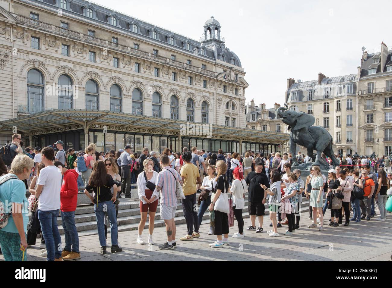 Am frühen Morgen stehen Schlangen für den Eintritt in das Musée d'Orsay in Paris an Stockfoto